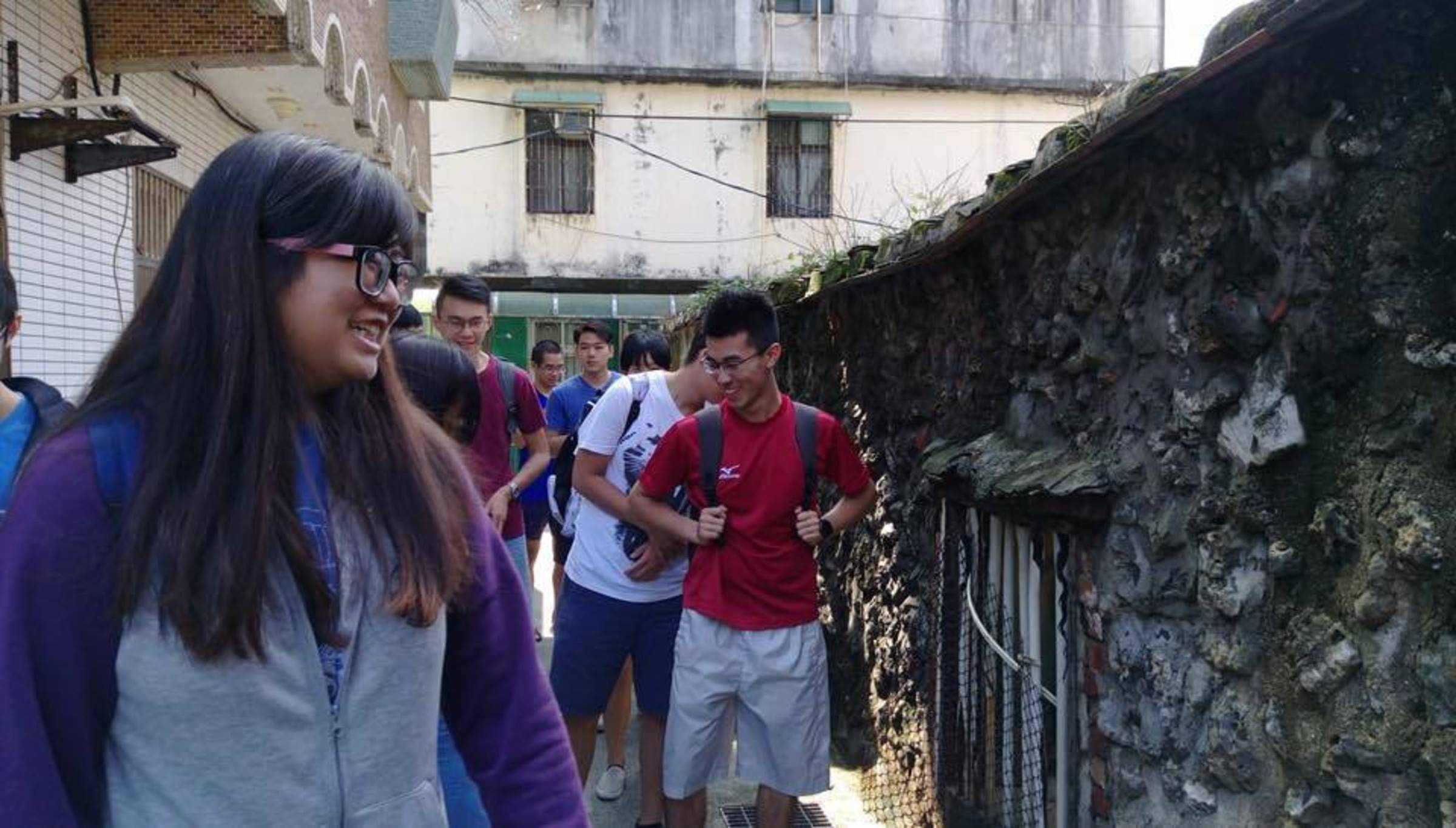 海大學生探訪八斗子漁村的咕咾石屋