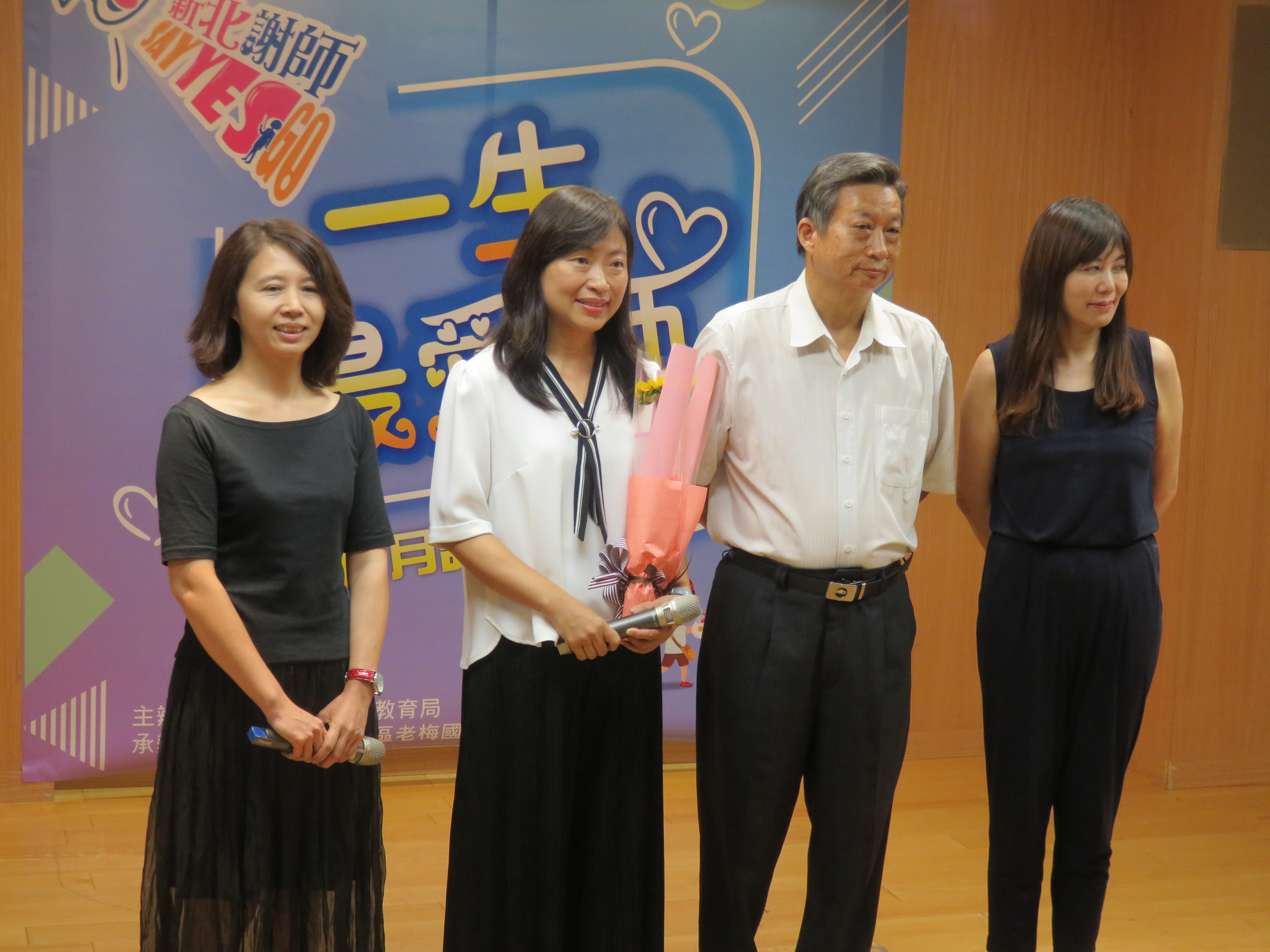 新北市永平高中校長劉淑芬(左2)榮獲107年教育部師鐸獎