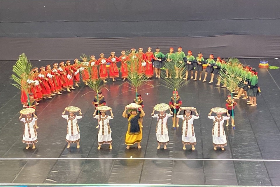 全校72人的嘉蘭國小，中高年級總動員，勇奪全國原住民傳統舞蹈比賽南區賽甲組特優。