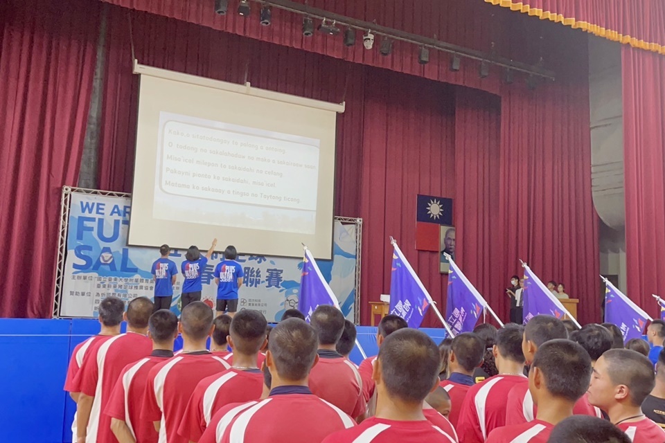 臺東體中為全中運參賽選手舉行授旗典禮，預祝比賽期開得勝。
