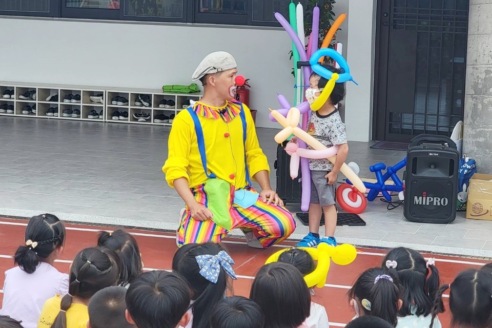 「小丑爸爸」熟練折出安全帽造型氣球，邀小朋友上臺示範正確配戴方式，寓教於樂讓小朋友了解交通安全的重要性。