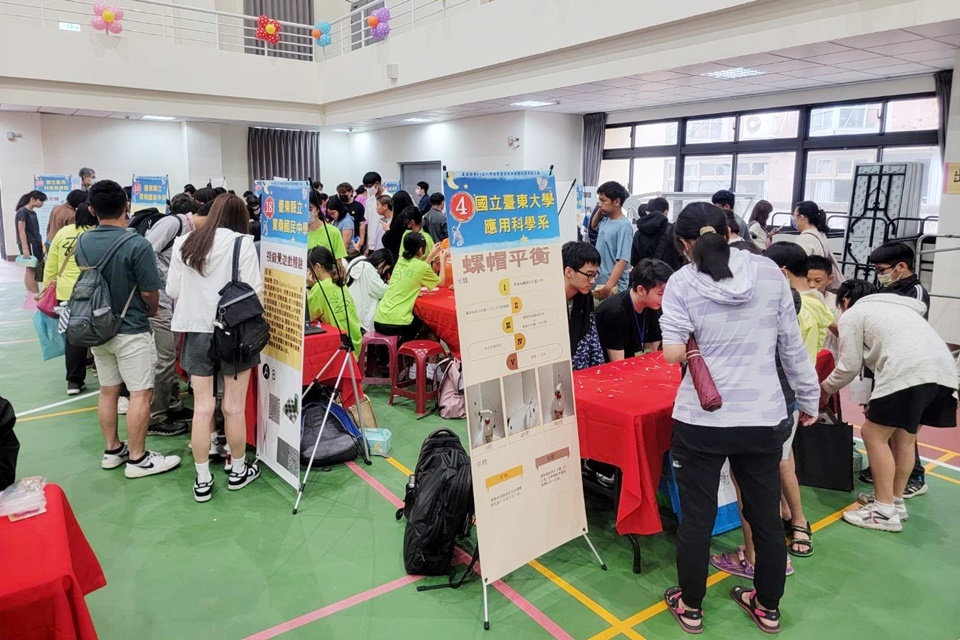 活動現場除展示獲獎作品，也設置35個科學闖關攤位，讓臺東孩子透過實驗「做中學」，提升科學素養。