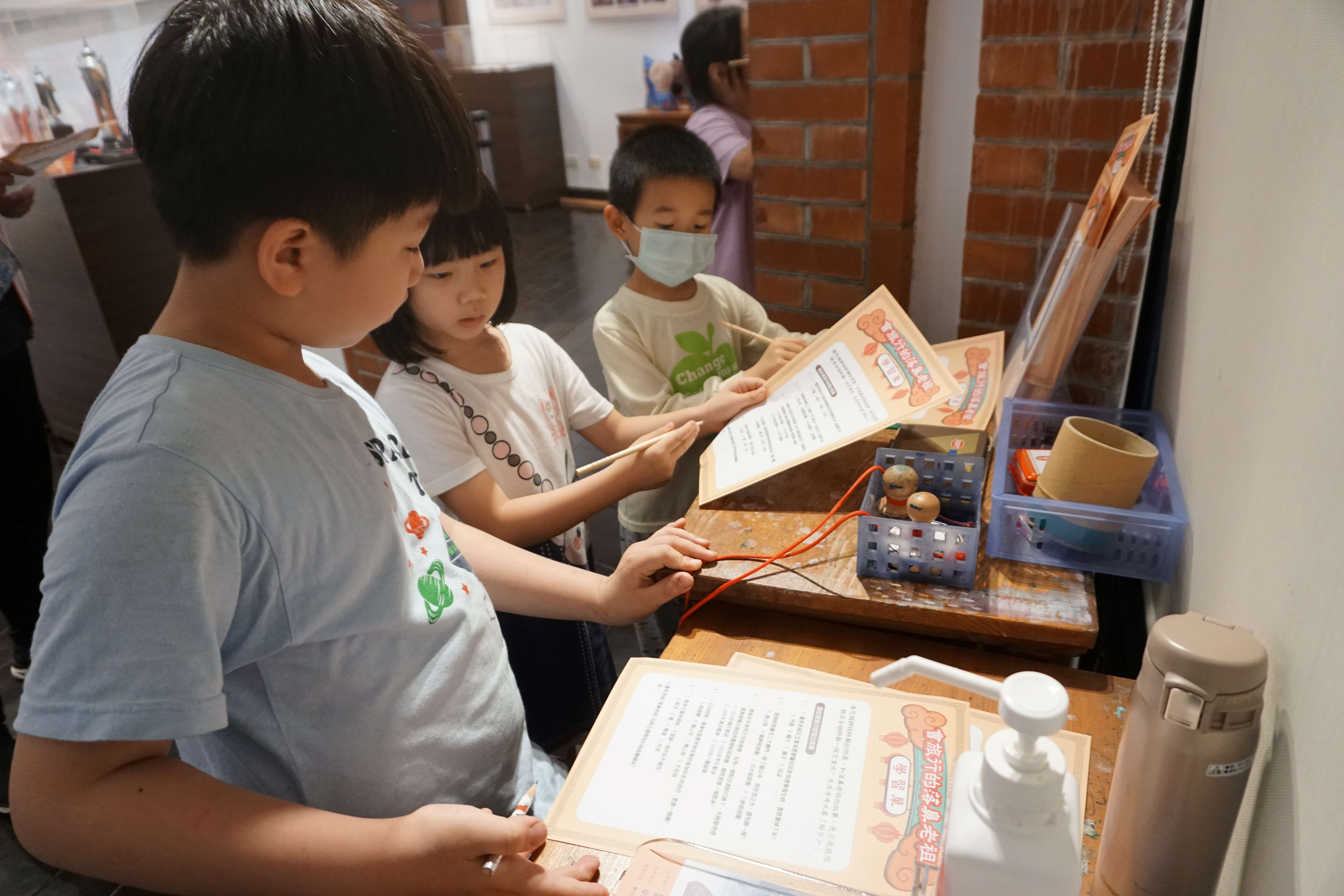 老松國小學生參觀特展，了解祖師廟的歷史及清水祖師落鼻老祖的故事