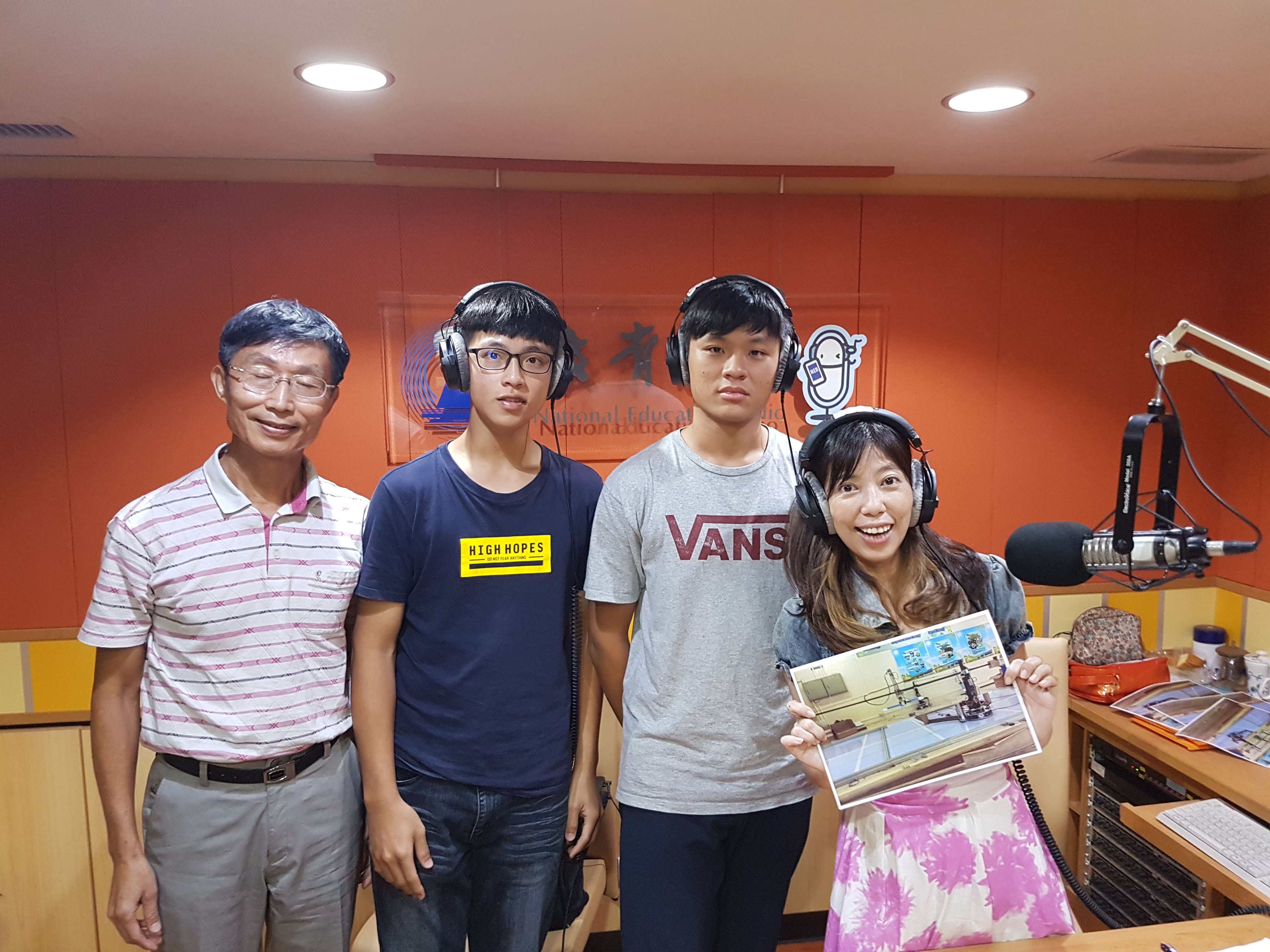 影像辨識全向移動倉儲機器人