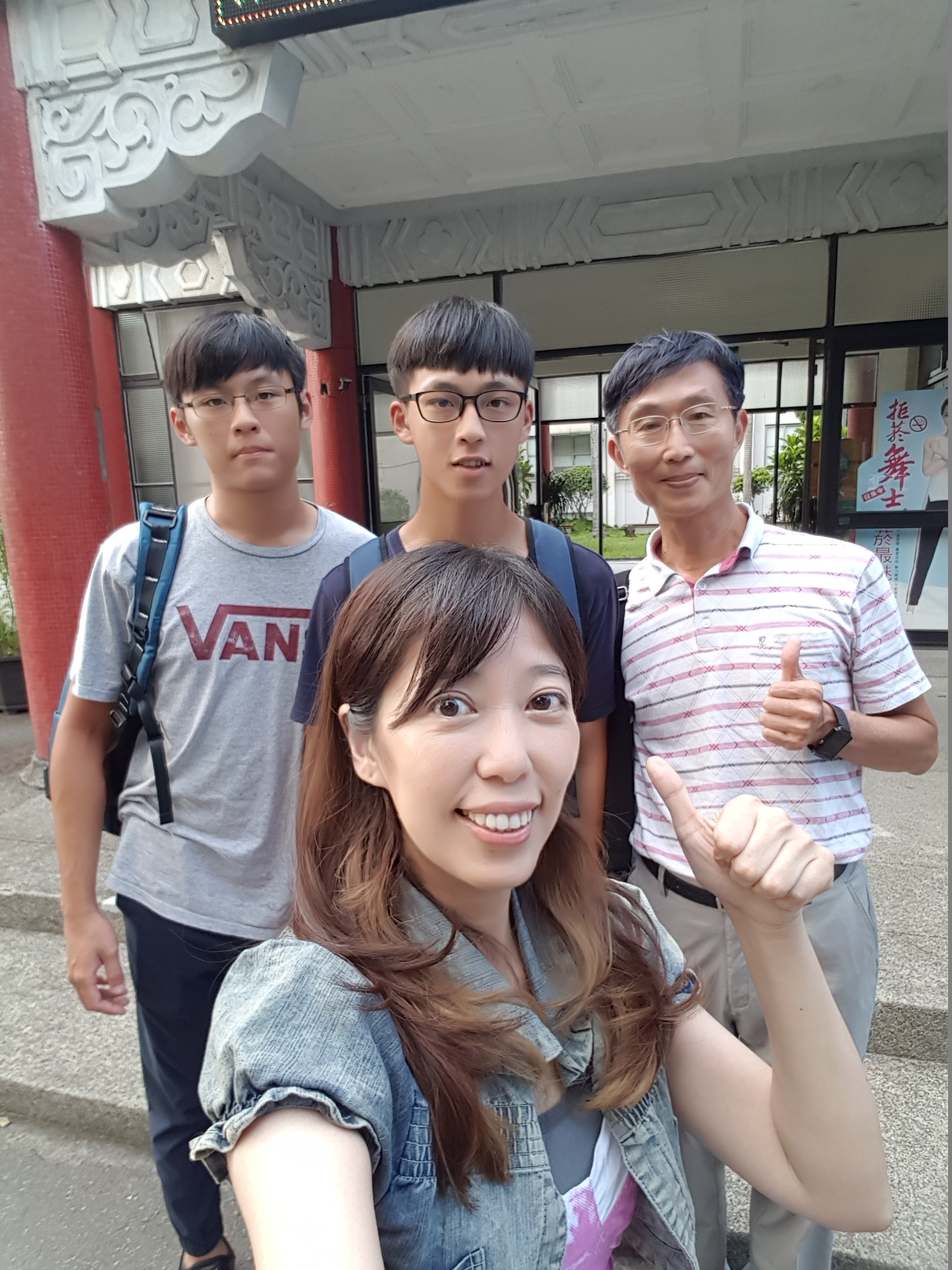 影像辨識全向移動倉儲機器人