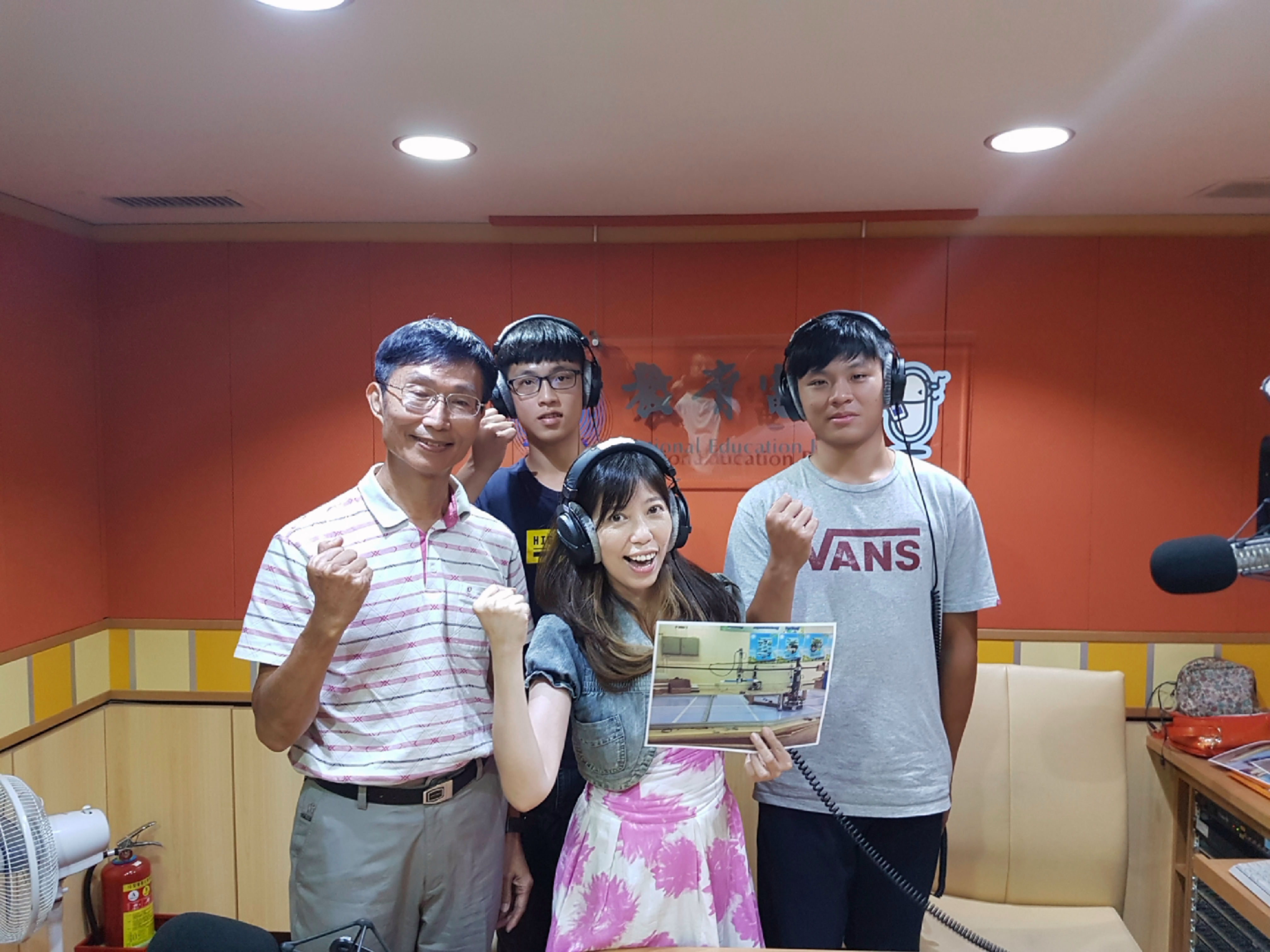 影像辨識全向移動倉儲機器人