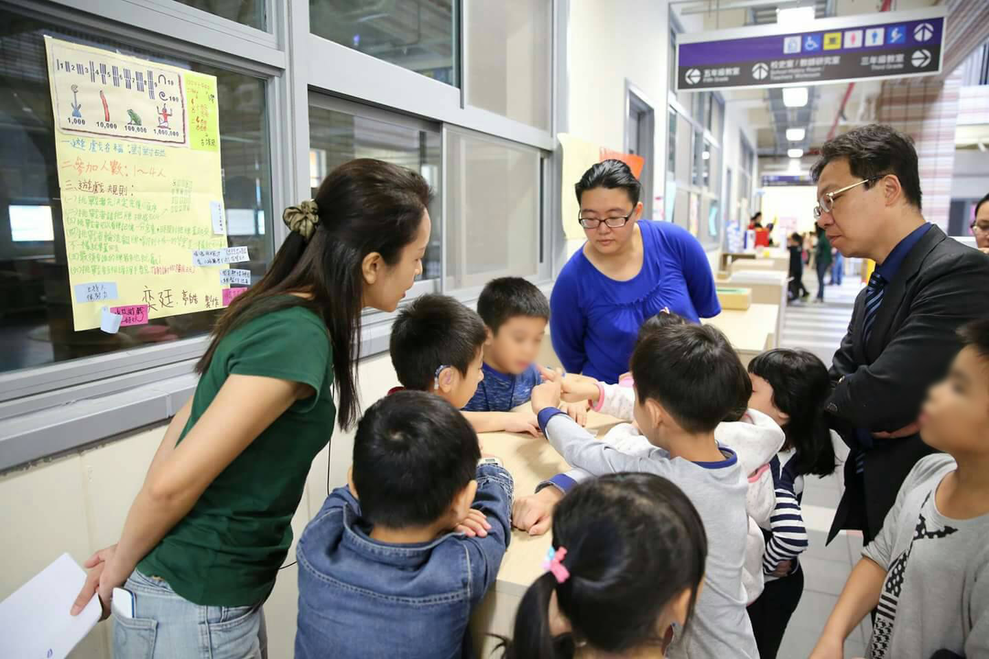 

台北市和平實驗小學3年級秋學季主題學習成果展，文化時光機主題設分站挑戰任務:埃及古文明的數學知識。圖為小朋友正在闖關(台北市和平實小提供)。