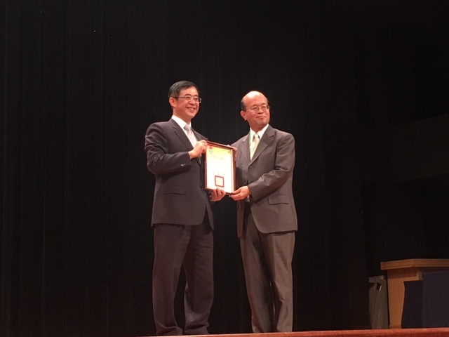 教育部政務次長姚立德頒贈感謝狀給支持「青年海外生活體驗專案貸款」的台灣中小企銀商業銀行董事長黃博怡