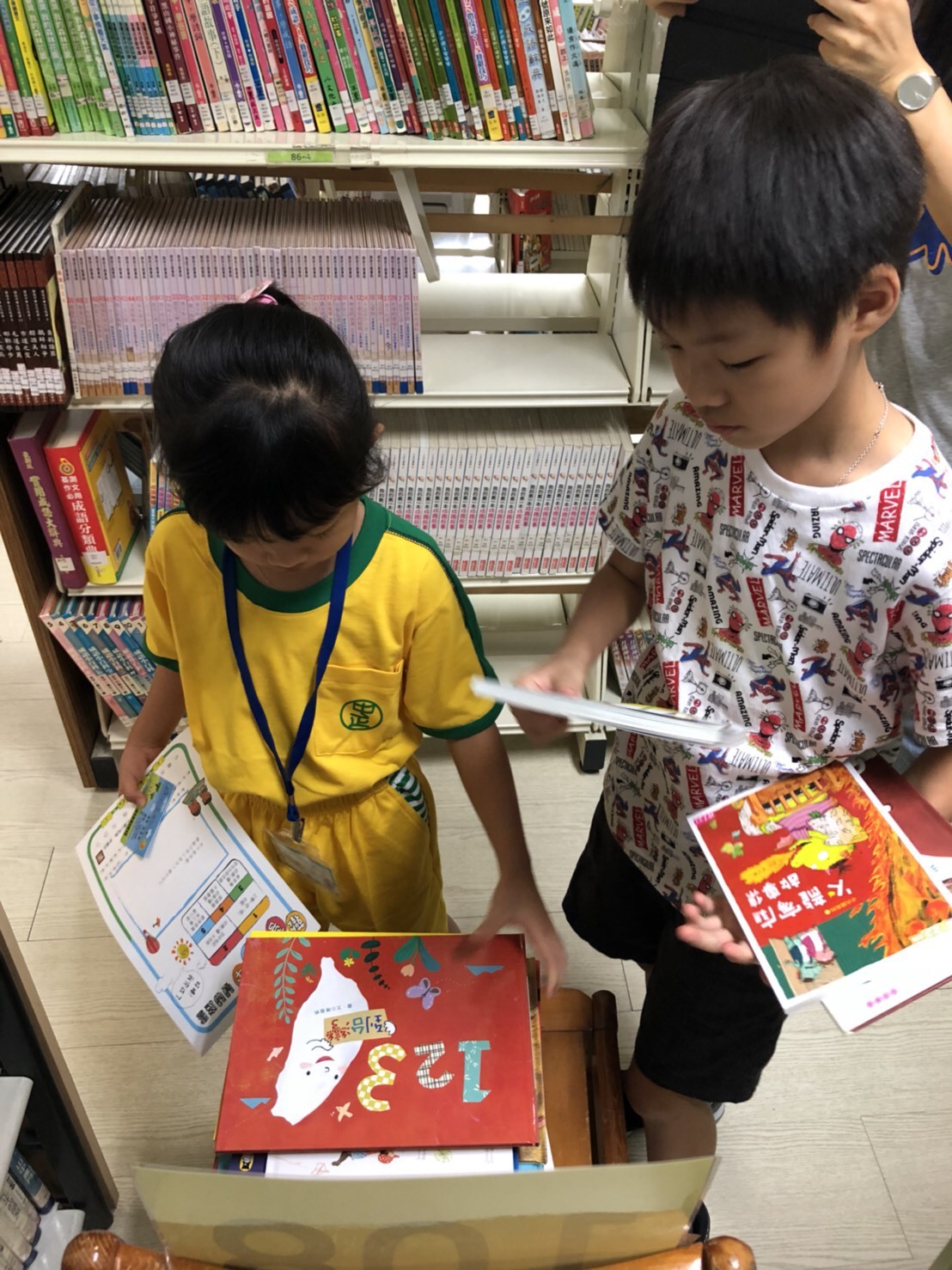 新生閱讀推廣 教育部贈書,建置教室閱讀角