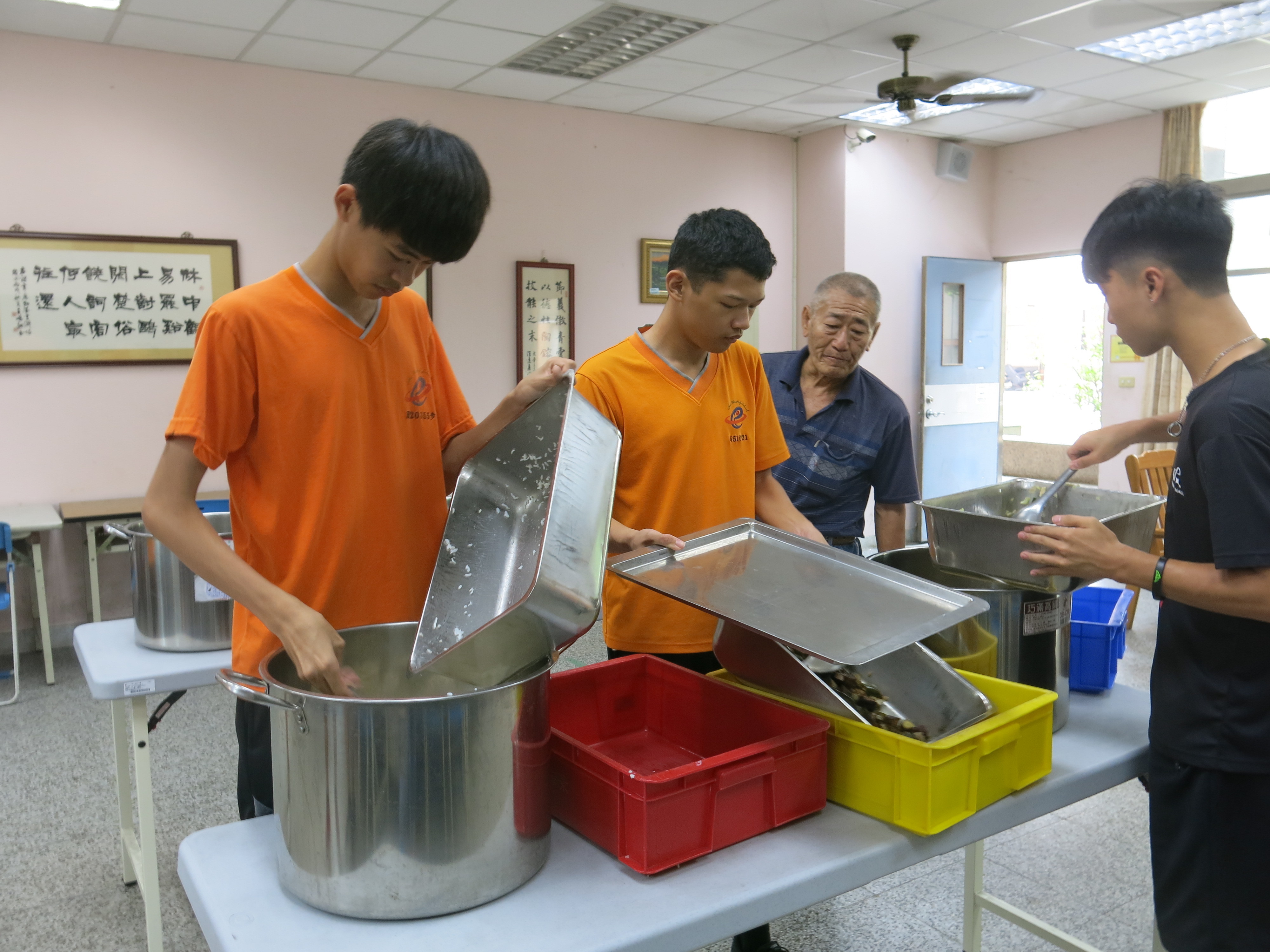 剩食志工團的同學，午餐過後，開始整理食物