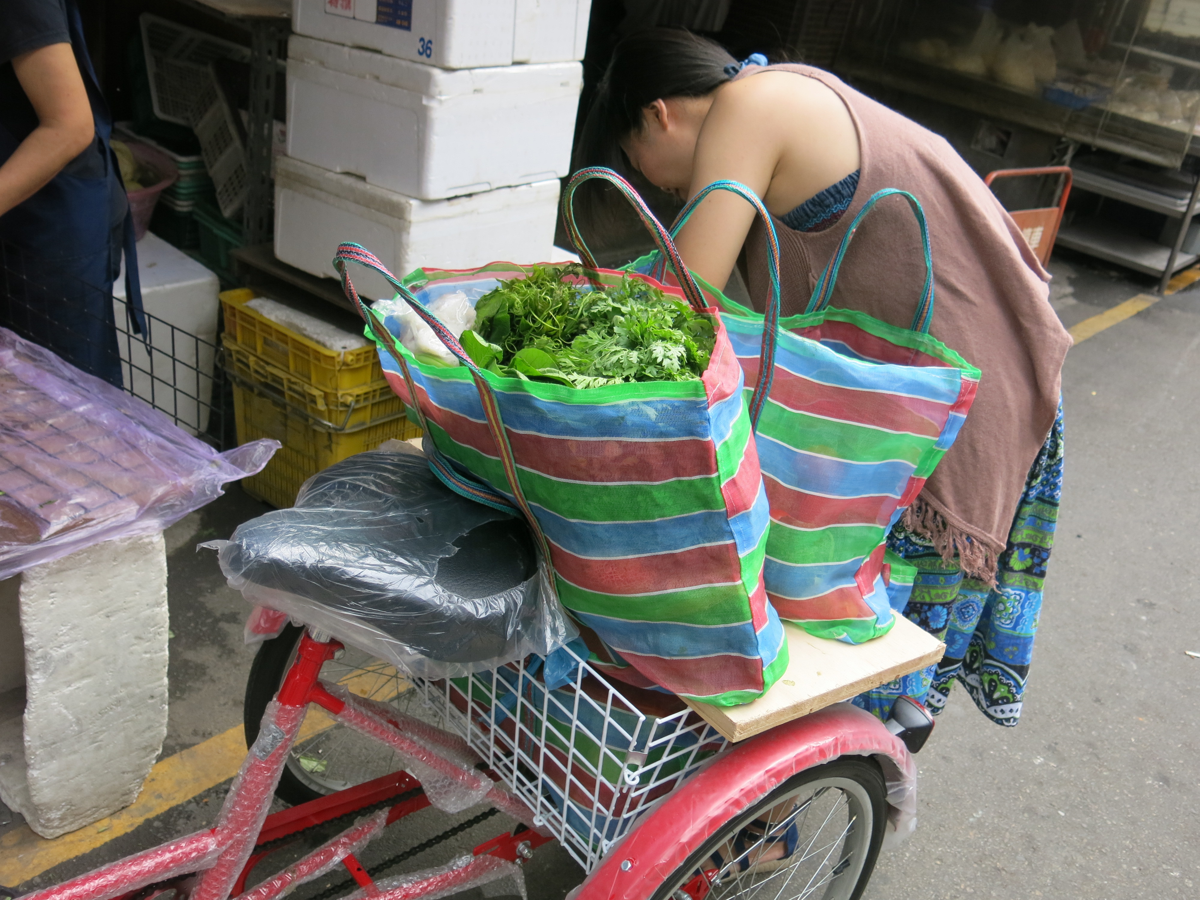 小紅天天到向上市場蒐集醜蔬果
