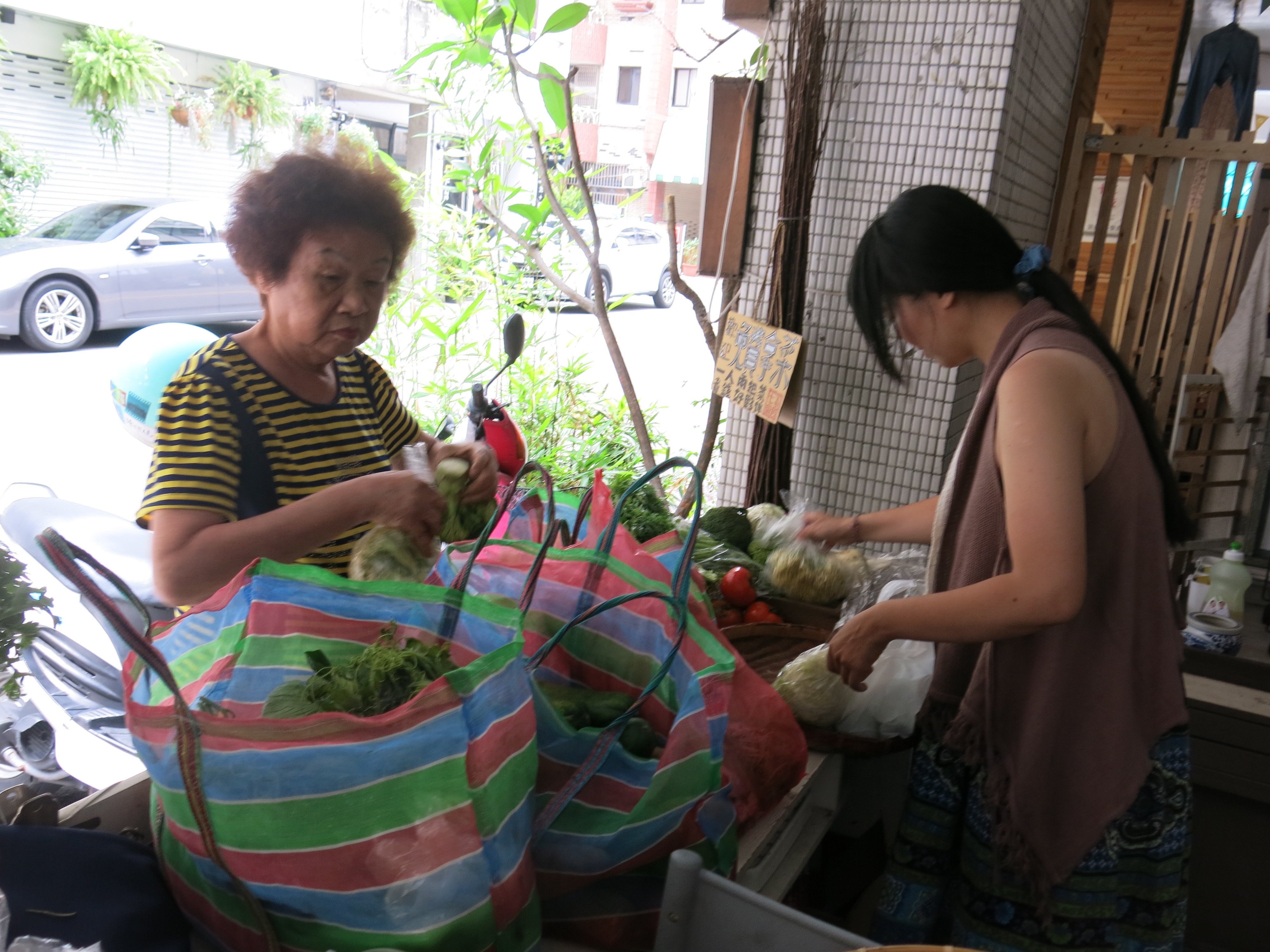 在七喜廚房 整理市場的蔬果