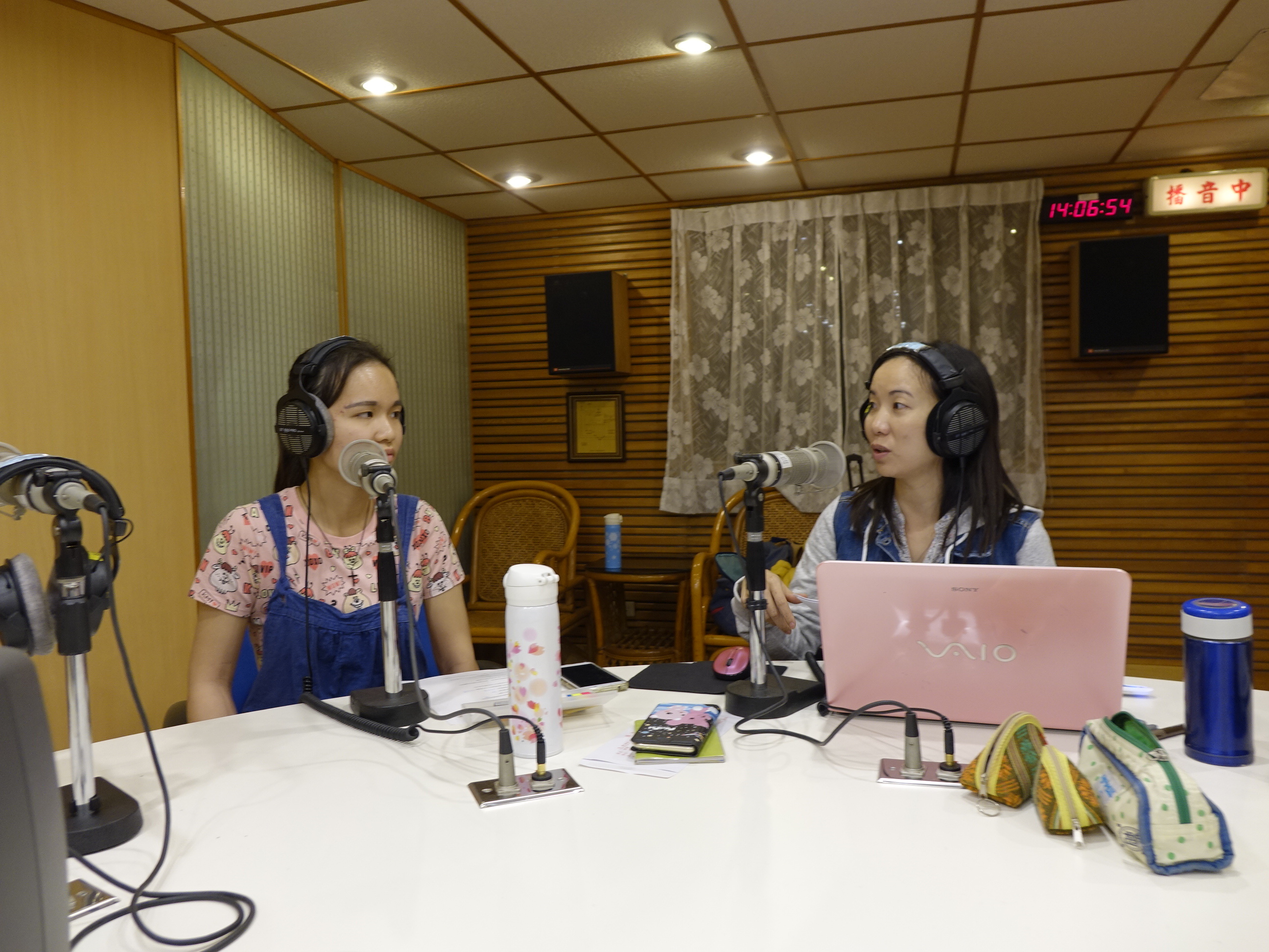 來賓陳盈汝同學(左),主持人阮氏美香(右)2