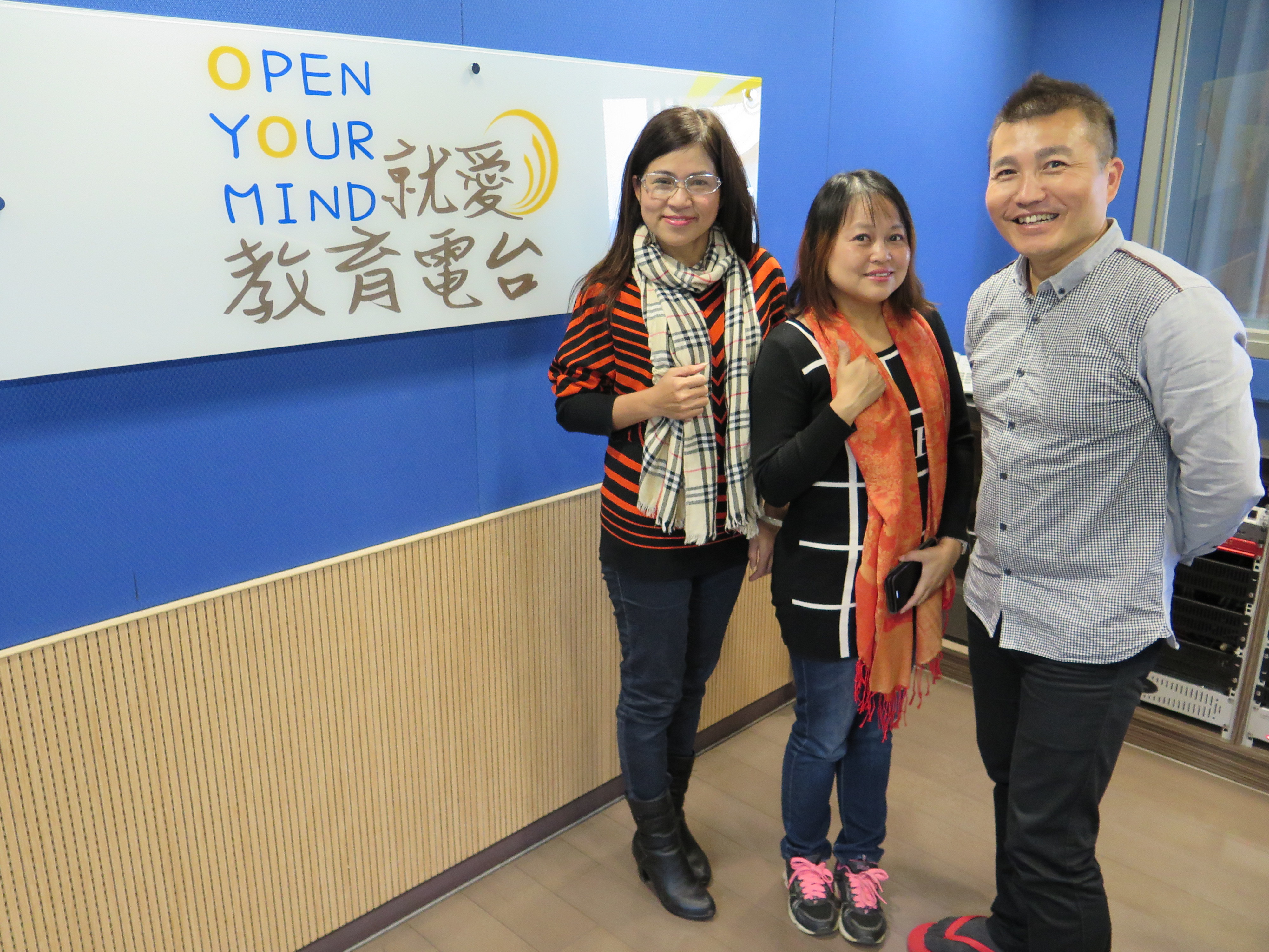 「幸福中台灣」印尼語老師譚艷薇與主持人合影