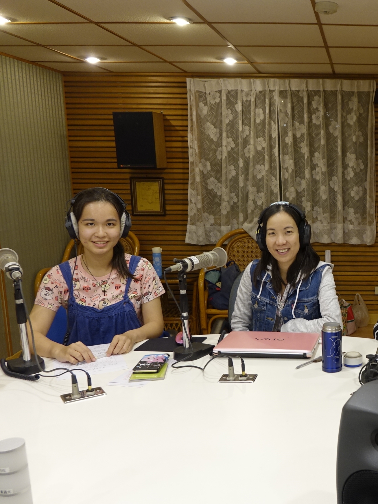 來賓陳盈汝同學(左),主持人阮氏美香(右)2