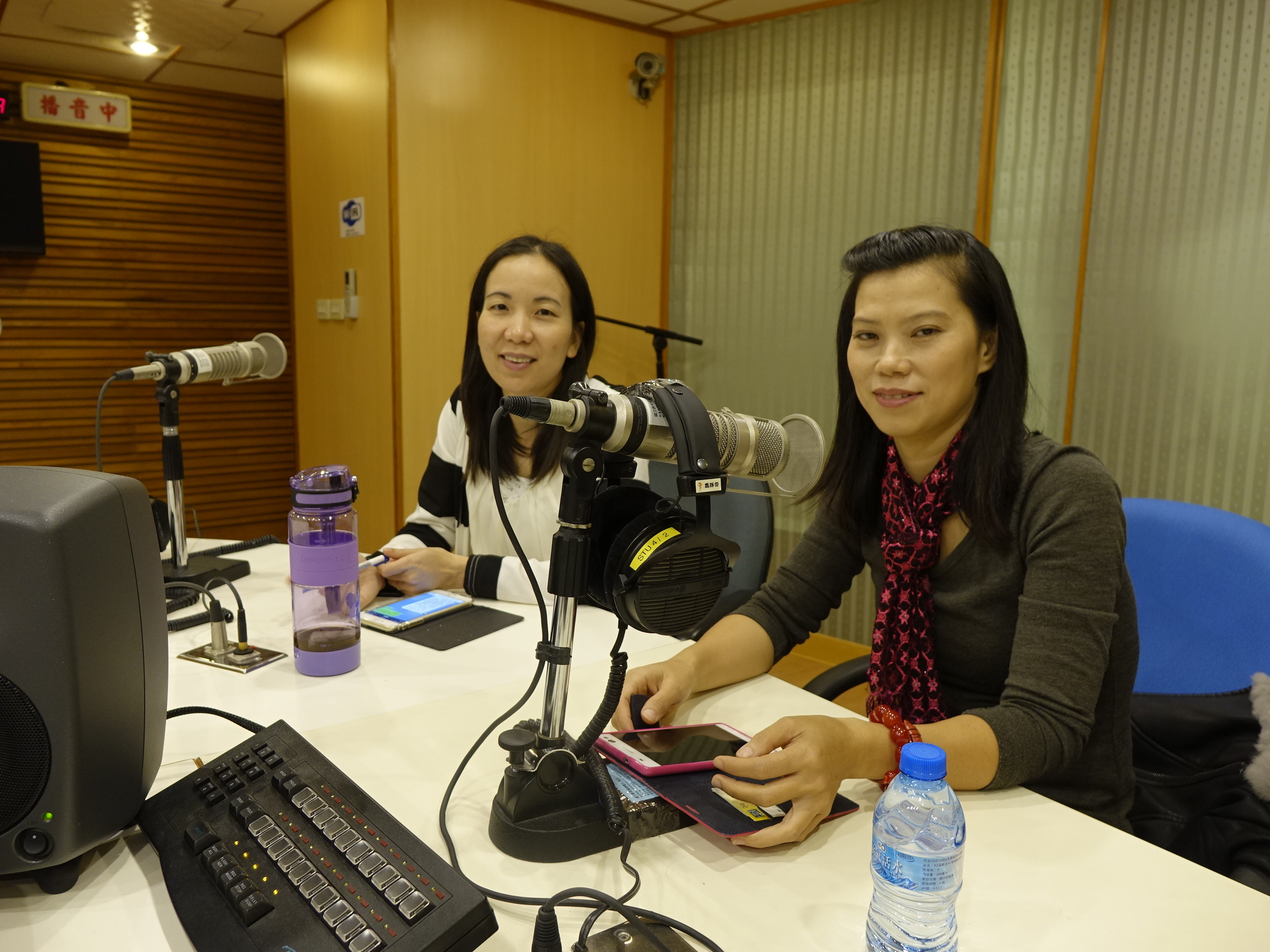 主持人阮氏美香(右)，來賓阮氏算(左)