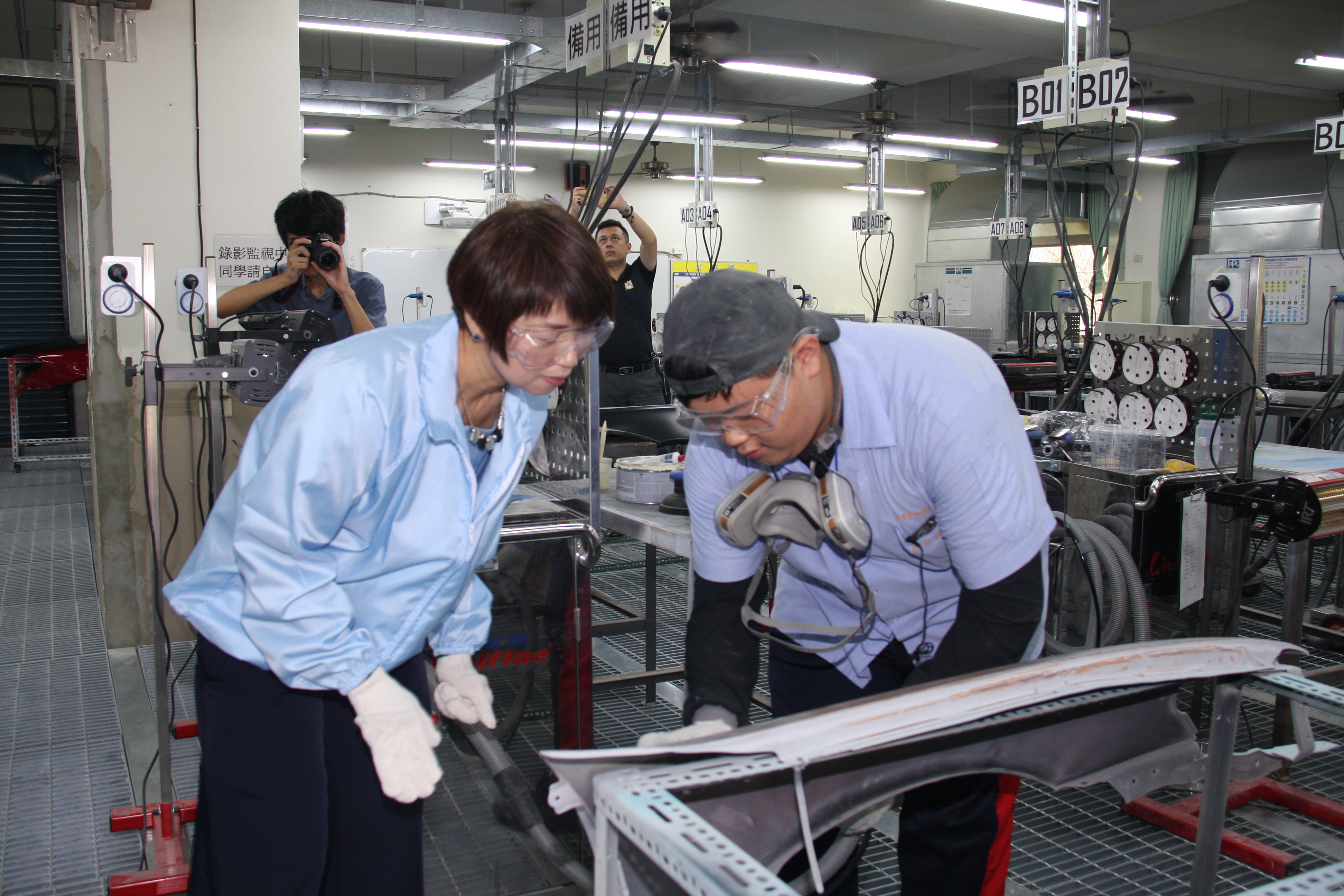 107學年度工業類學生技藝競賽汽車噴漆場地啟用-龔局長與學生實作板金研磨