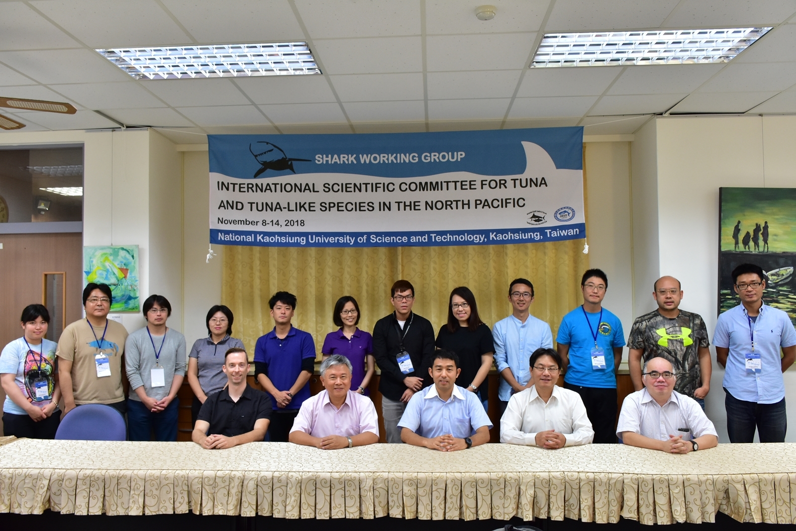 通傳-國際ISC鯊魚工作小組會議於高科大舉行(前排左二高科大水圈學院黃榮富院長、左三鯊魚工作小組主席Dr. Mikihiko Kaikai、右二海大劉光明教授、右一高科大漁管系廖翊雅主任).JPG