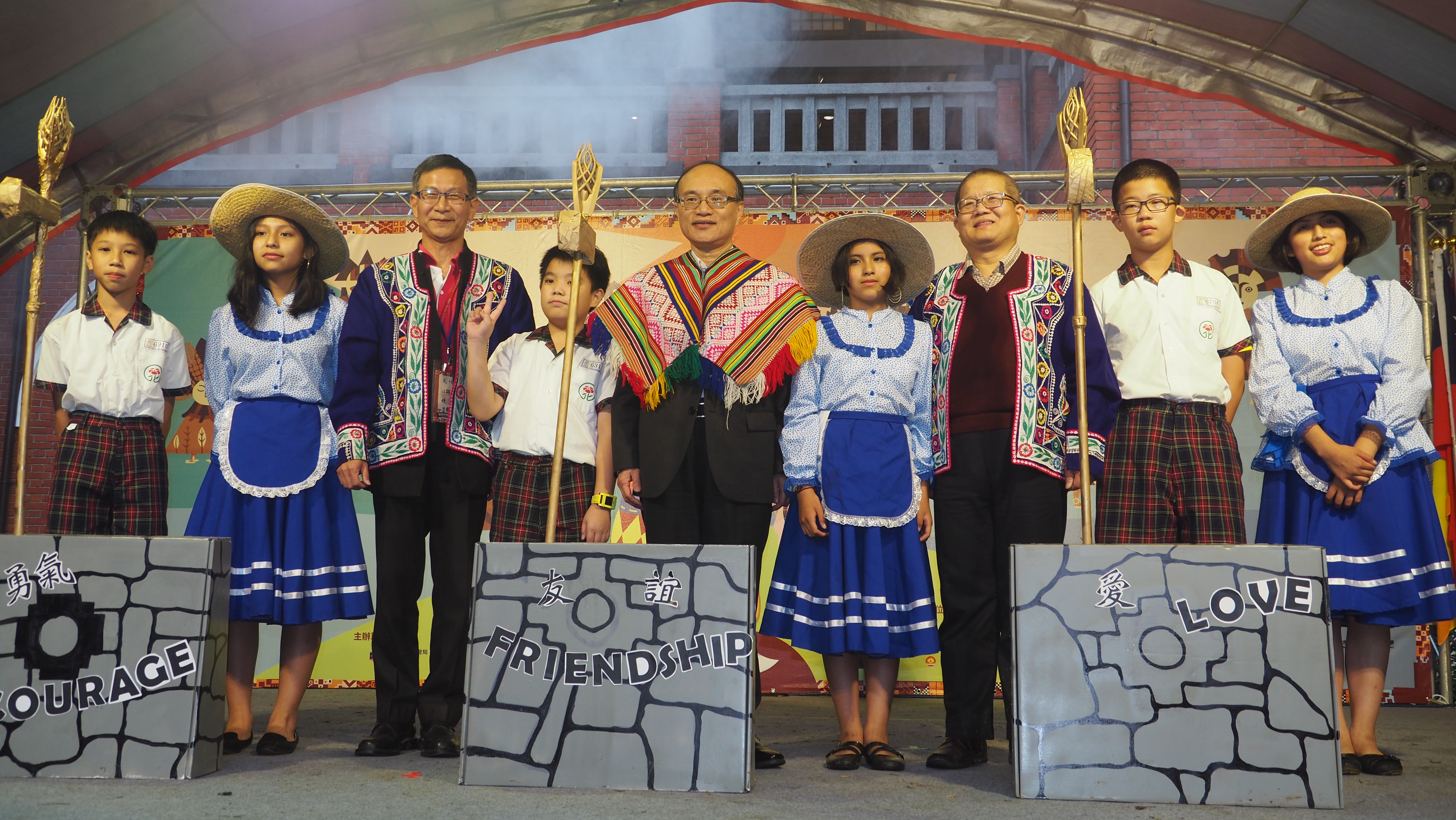 臺北市教育局長曾燦金(中)、文化國小校長江啟昱(左三)、秘魯東方雙語小學校長翁吉億與同學們合影