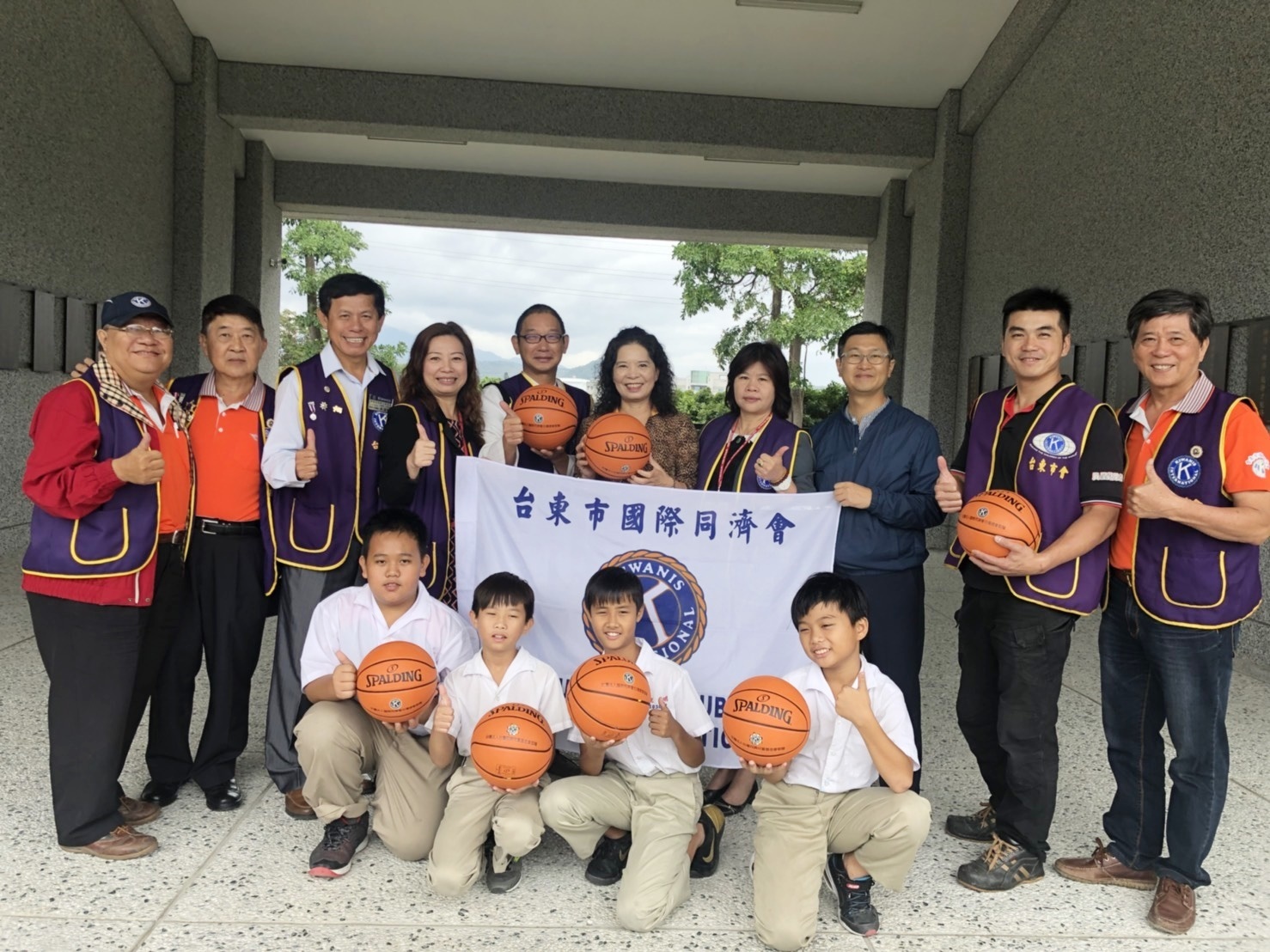 鼓勵發展籃球運動 臺東富岡、光明國小獲贈新球具