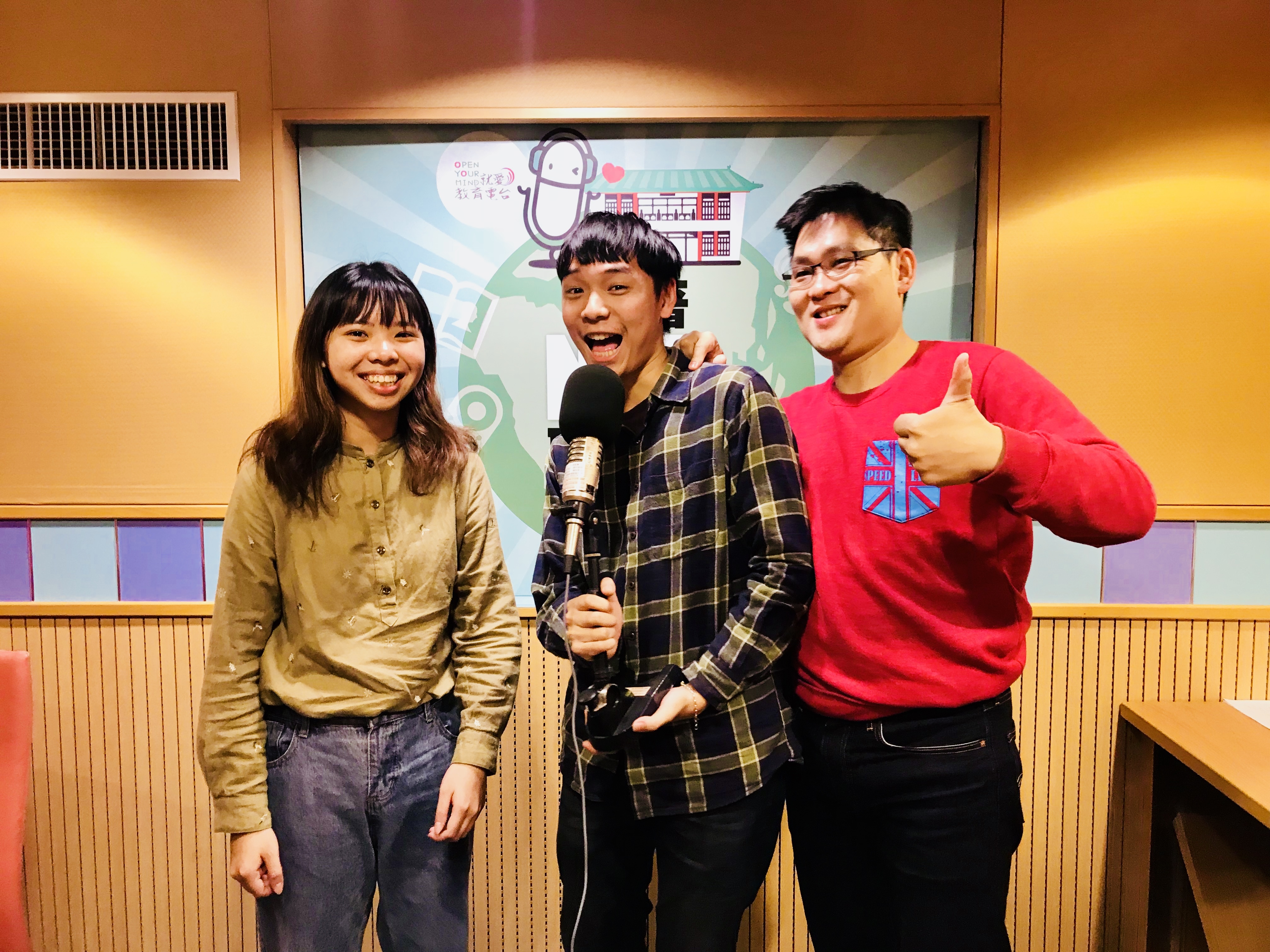 主持人順聰與黃稚嘉（中）和作詞人黃悅綺合照。