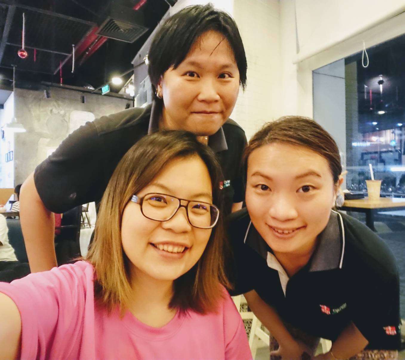 曾在越南擔任台商幹部的台灣青年─文婷(穿著粉紅色衣服)