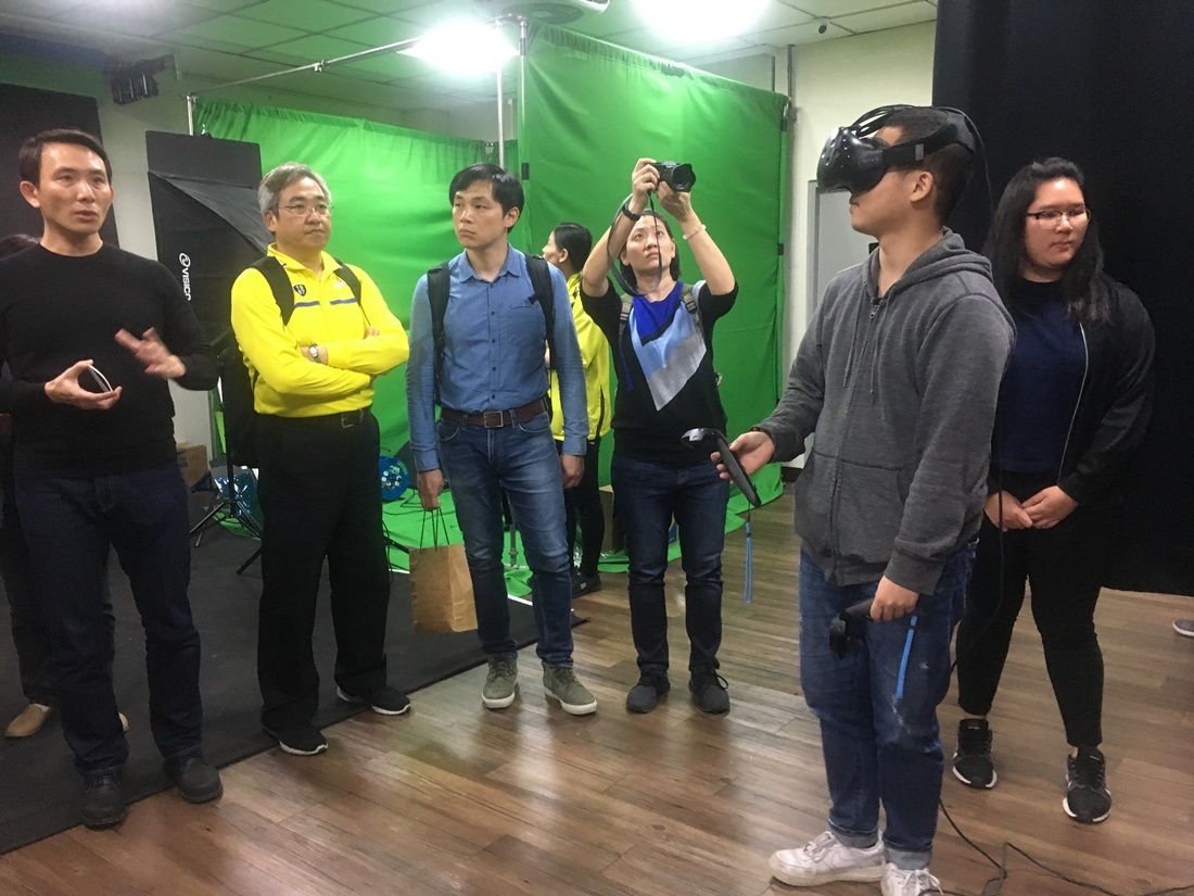 參訪團隊體驗東大數位媒體與文教產業學系及美術產業學系教學成果。