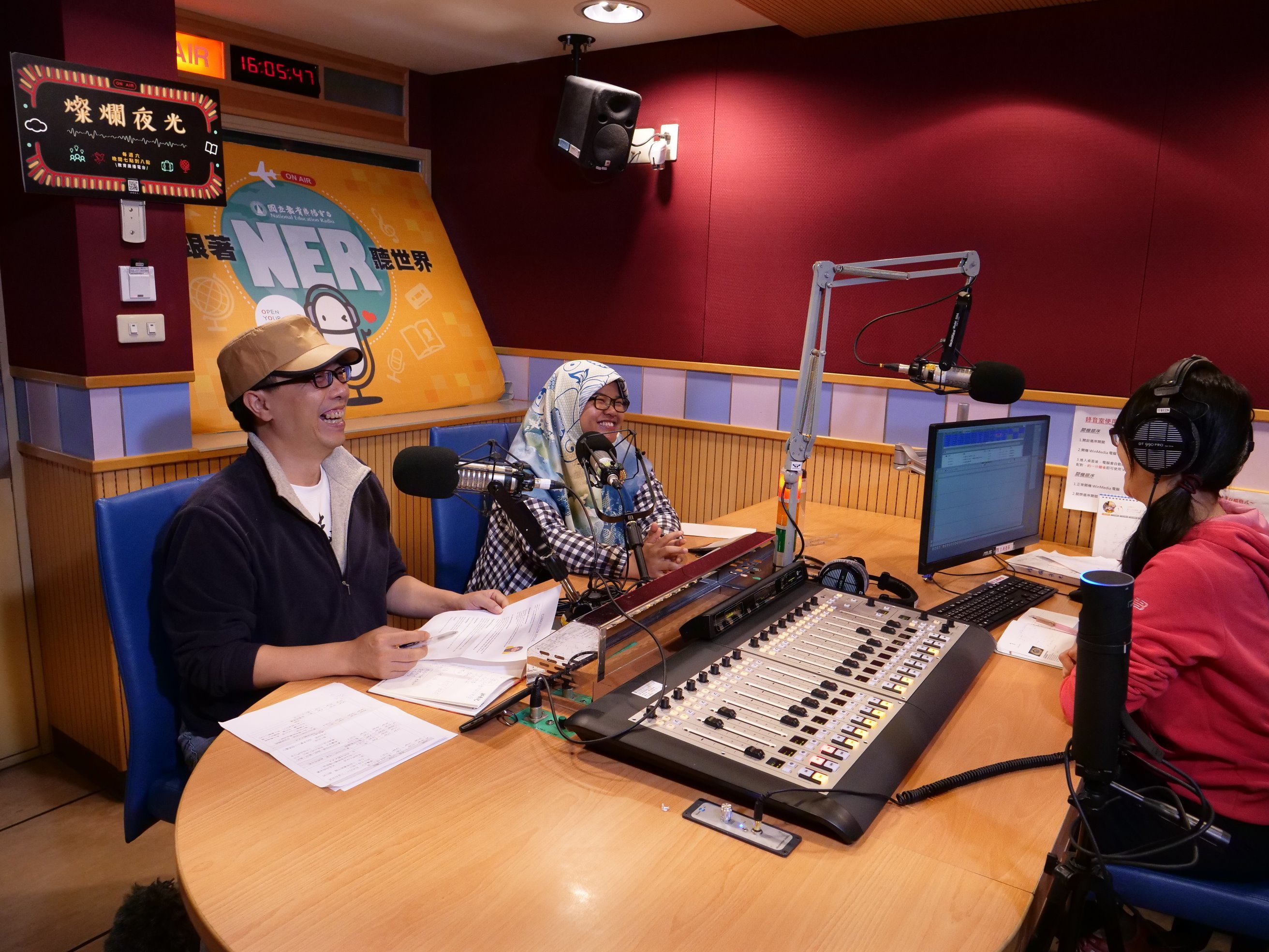 錄音時一邊開網路直播，講到NG笑場，還好節目可以後製呀～～

拍攝｜曾文珍