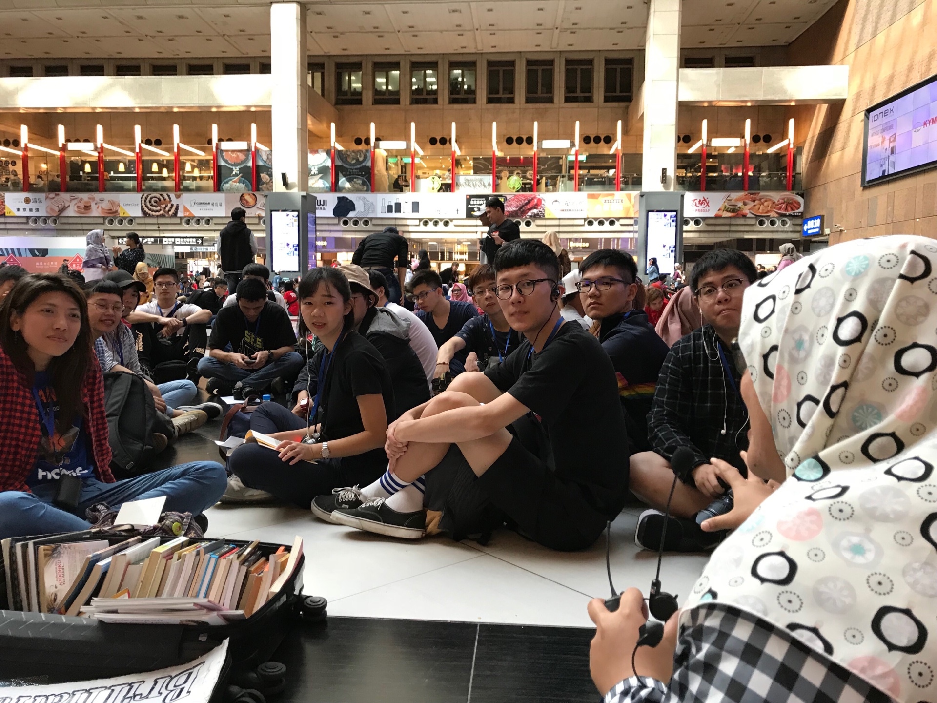 尤絲妮總在每月一次難得的休假時間，擔任街區導覽員，帶著臺灣人認識台北車站周遭的印尼社群。