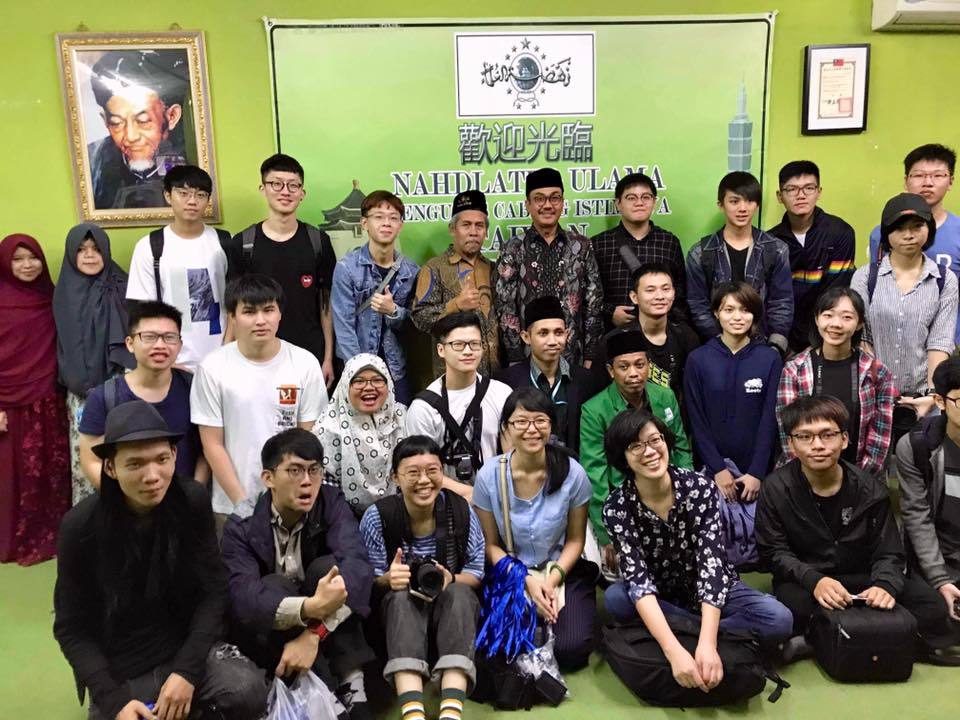導覽後於穆斯林宗教會所，與北科大師生合照，尤絲妮多了好多臺灣朋友呢！