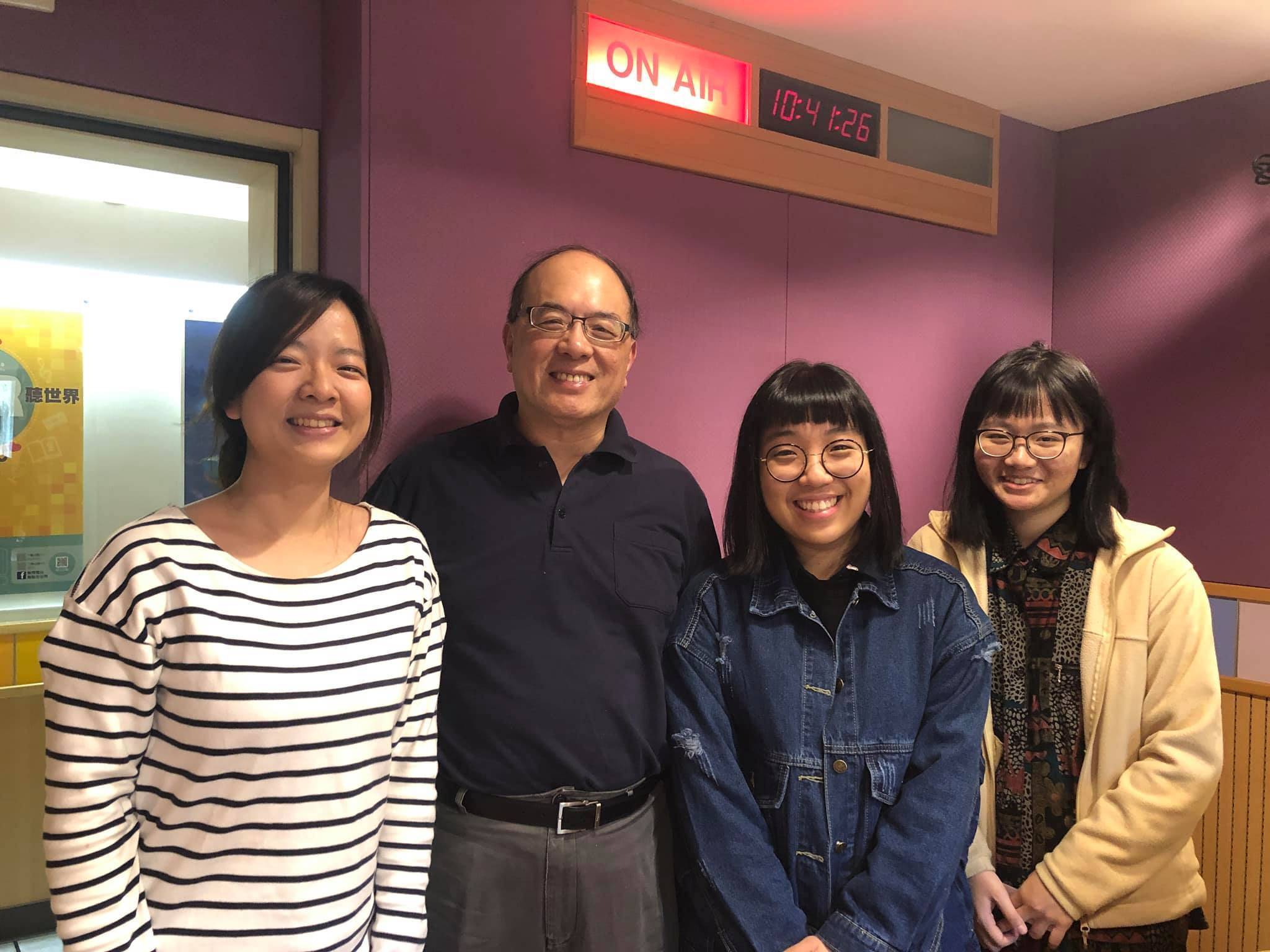 錄音前，三位來賓小粉絲們遇到電影評論家藍老師，興奮合影！