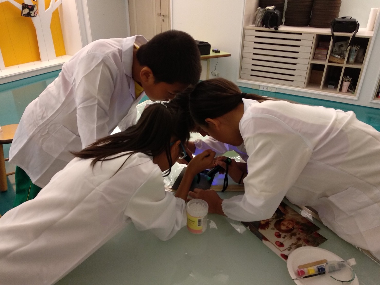 台南市虎山實小學生體驗文物修復(虎山實小、奇美博物館授權提供)