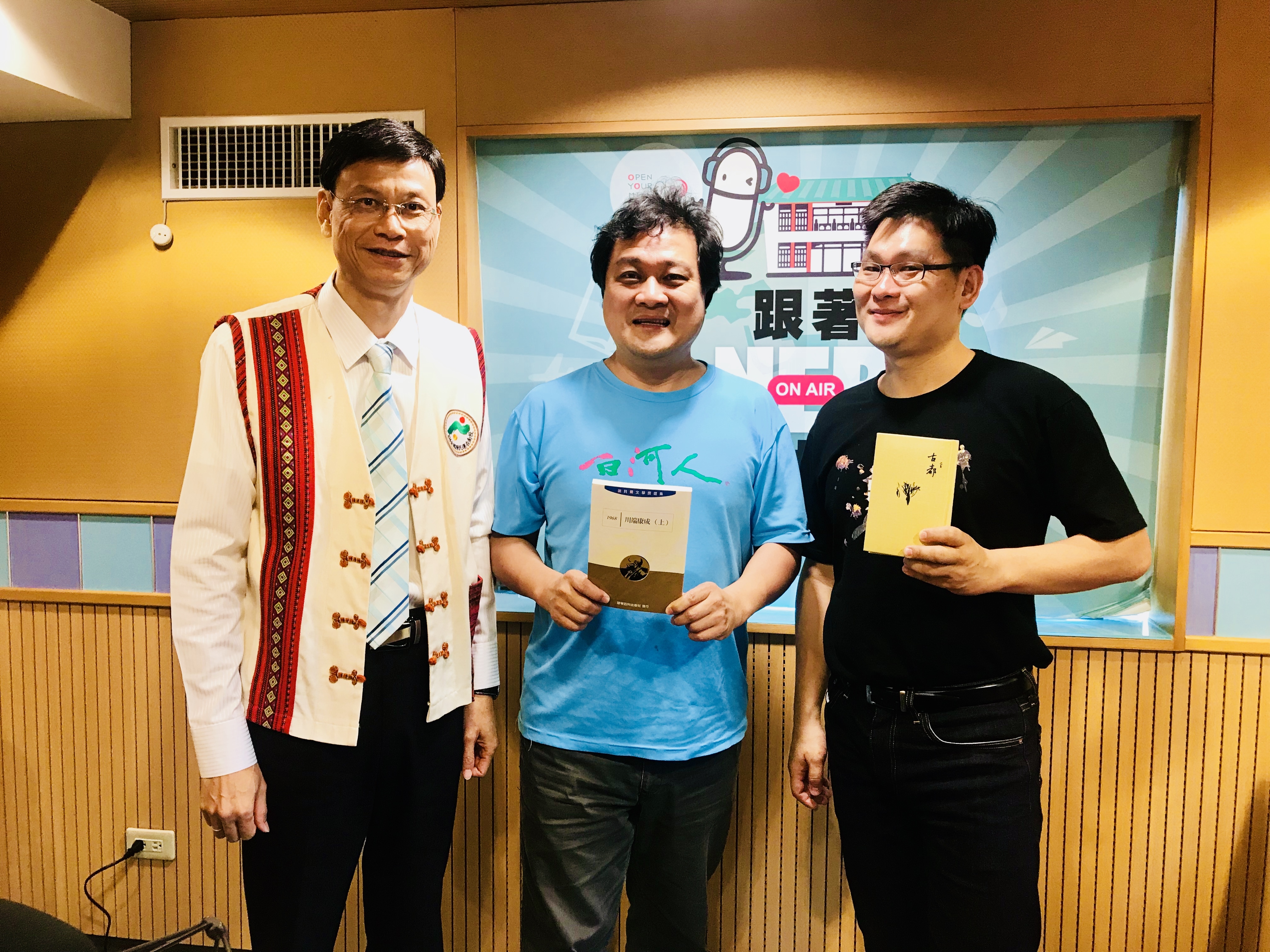 來賓陳世憲與台長謝忠武和順聰