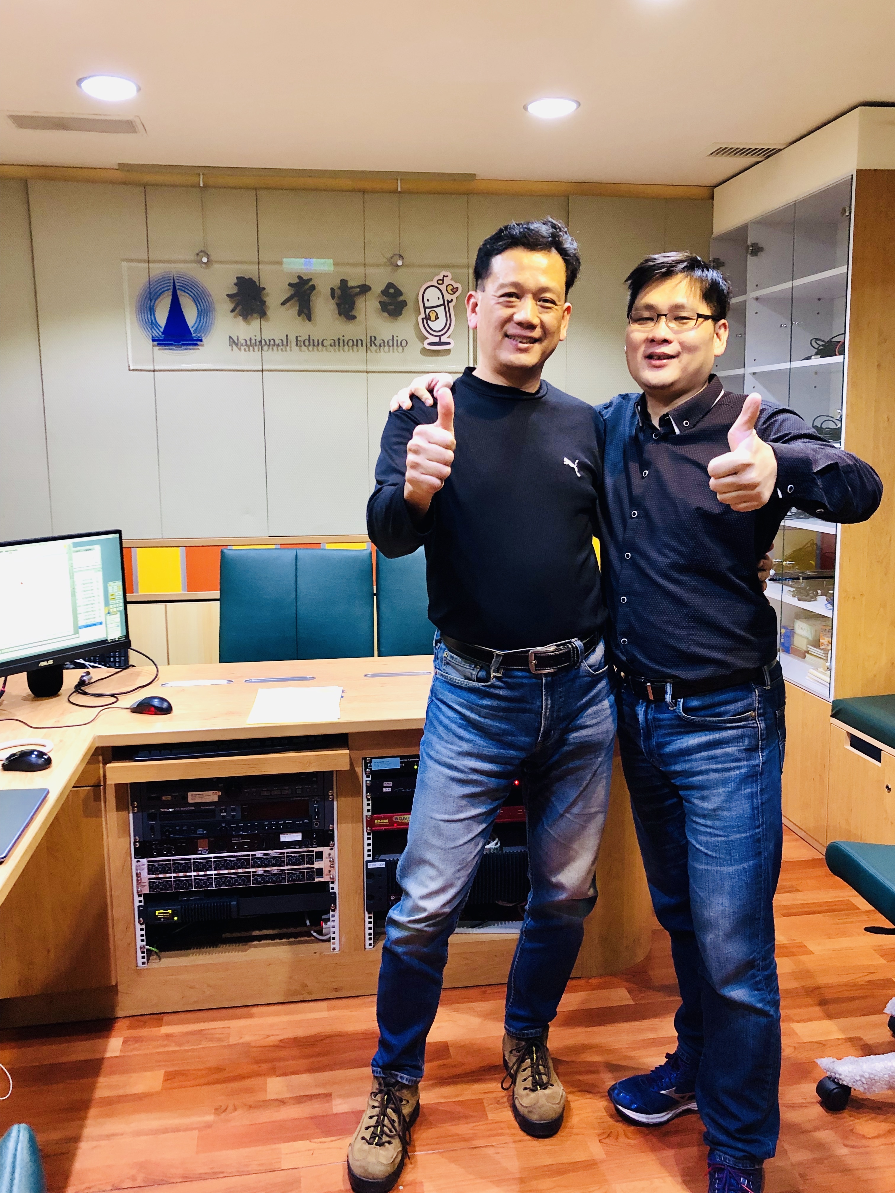 兩位台語人在空中大談鶯歌。