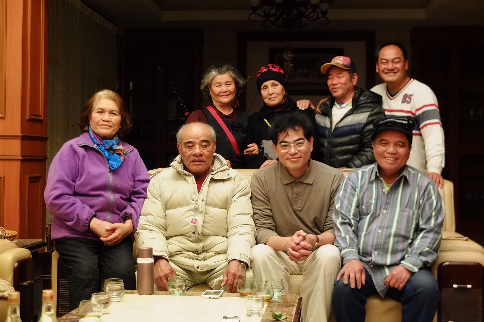 阿美族歌謠創作者蔣進興(前排右一)與主持人劉智濬(前排右二)