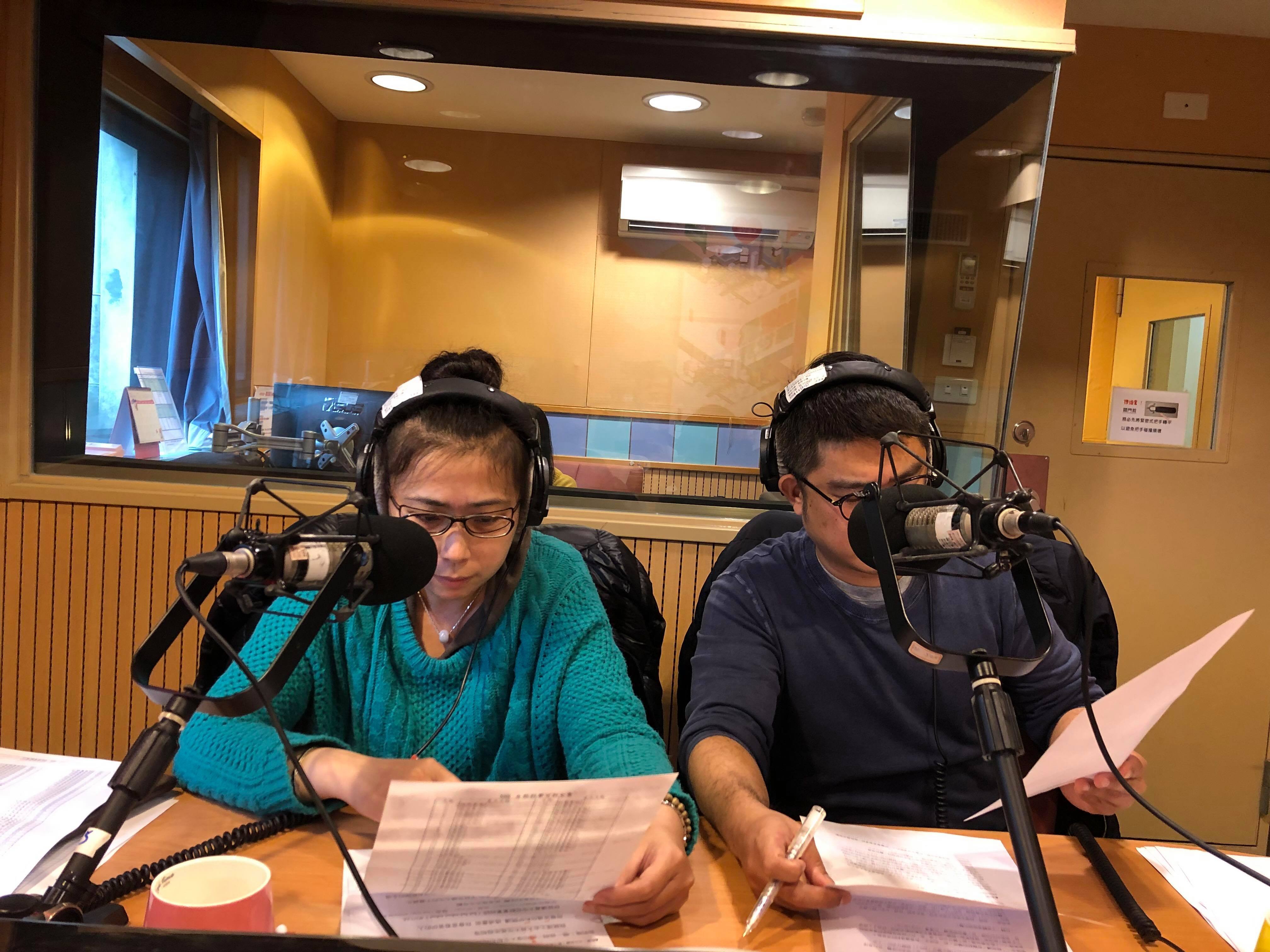 廣播劇錄音現場，左為王眉老師，右為高銘孝配音員。