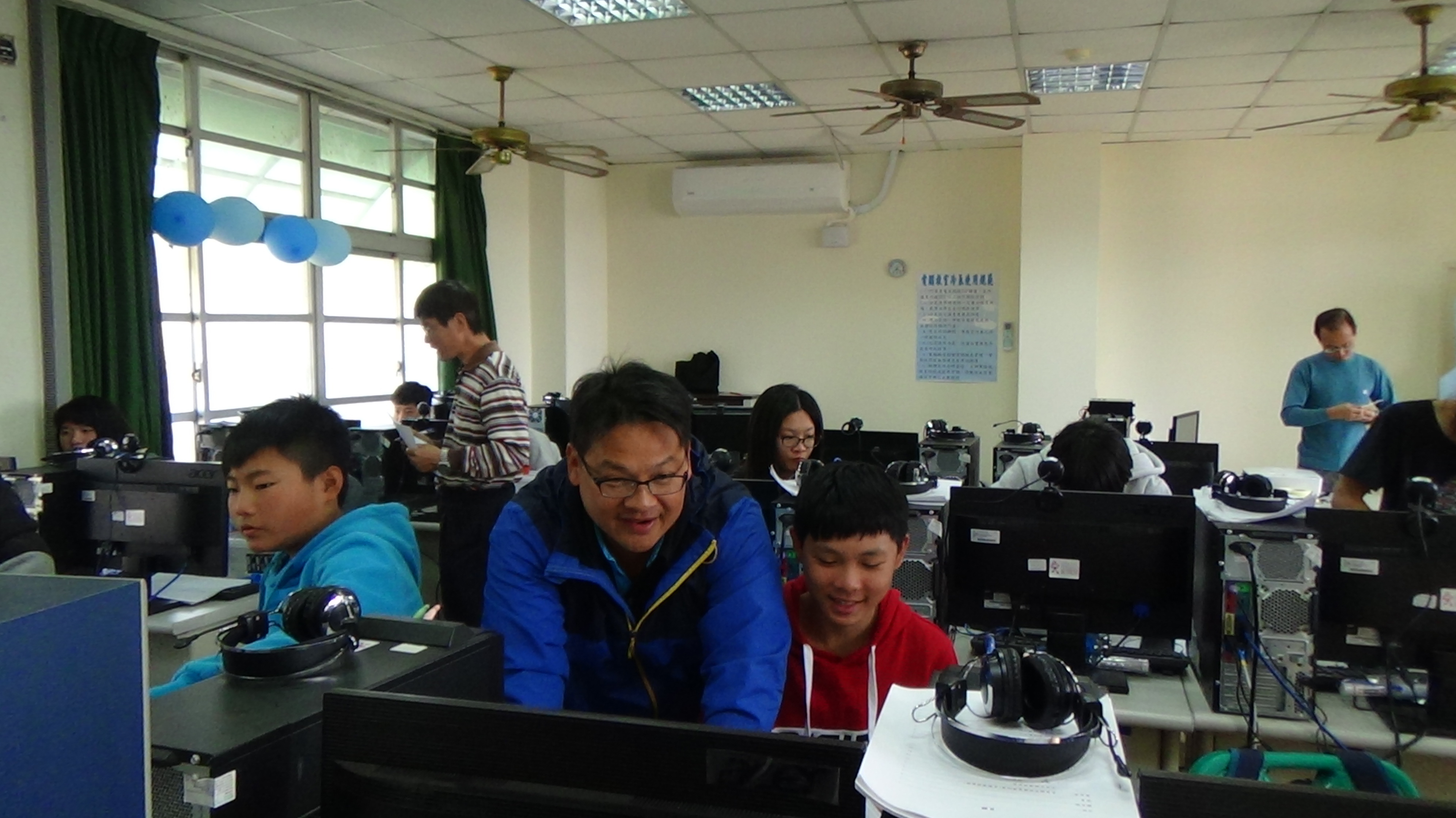 臺中市立東勢高工林偉政主任、詹晉榮老師指導學生安裝軟體，學習應用程式，學生興趣盎然。