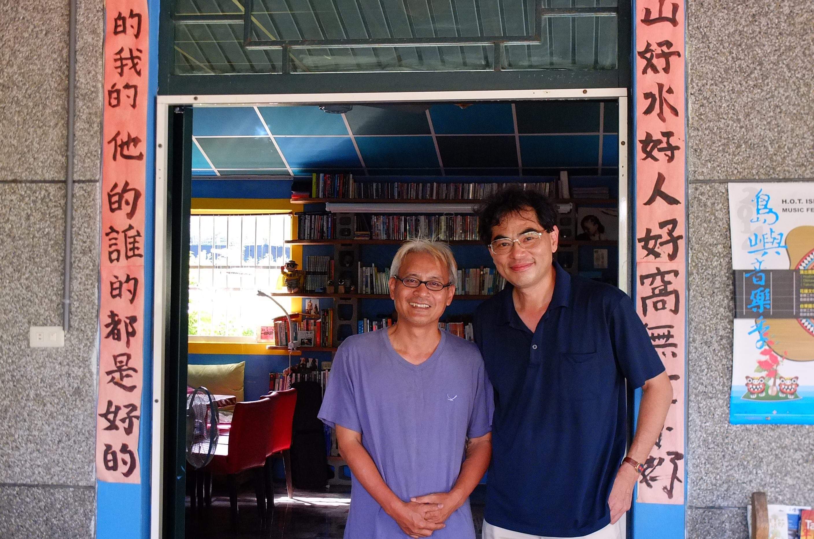 大武山吟遊歌手達卡鬧(左),與主持人劉智濬(右)