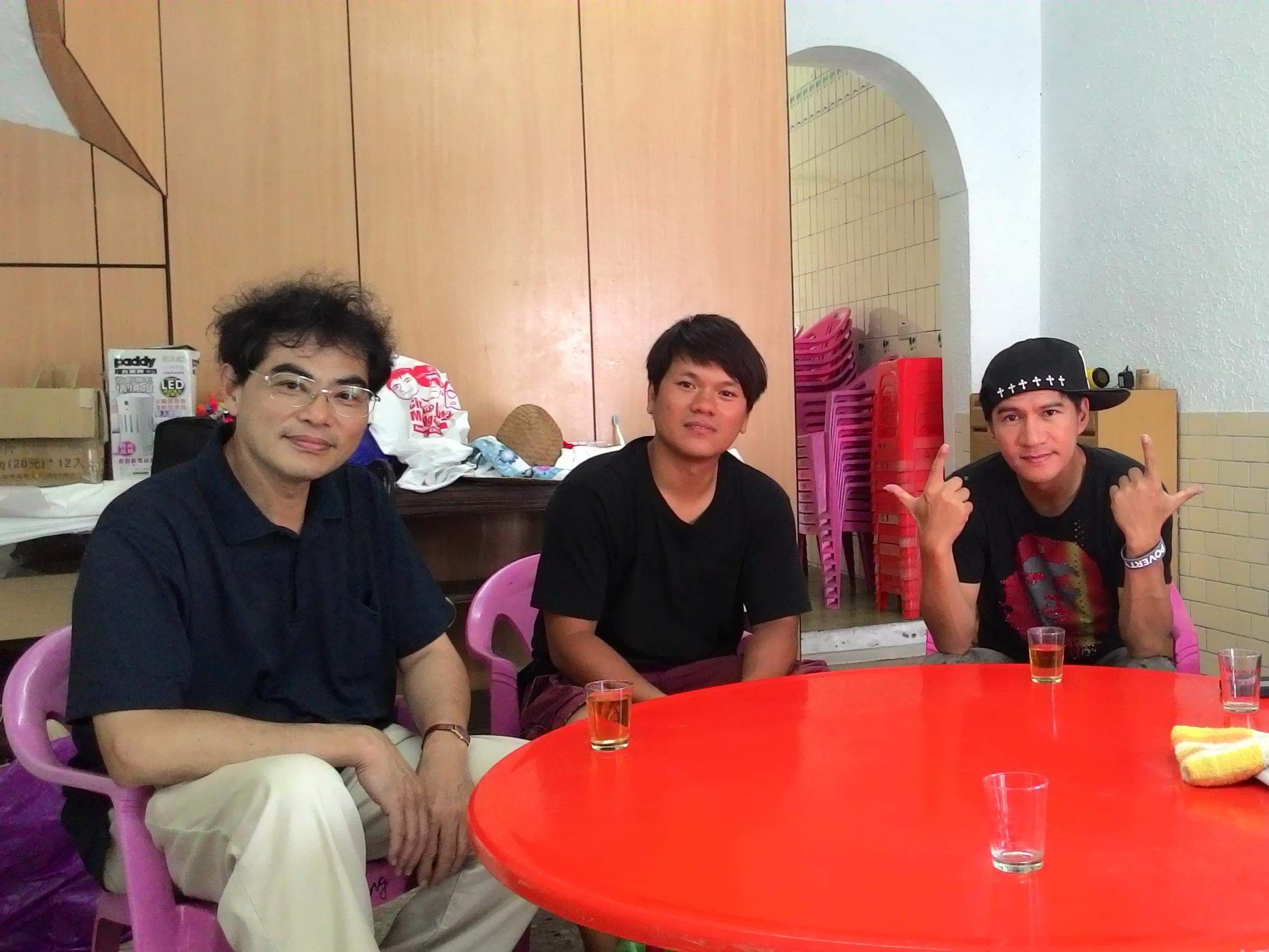 主持人劉智濬（左）、舒米恩（中）、王宏恩（右）