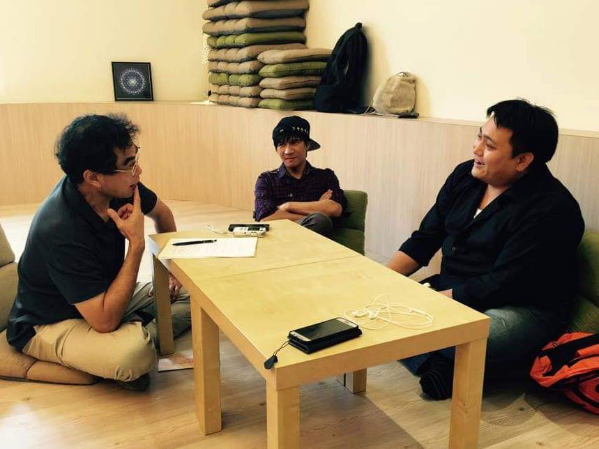 吳昊恩(右)與主持人劉智濬(左)