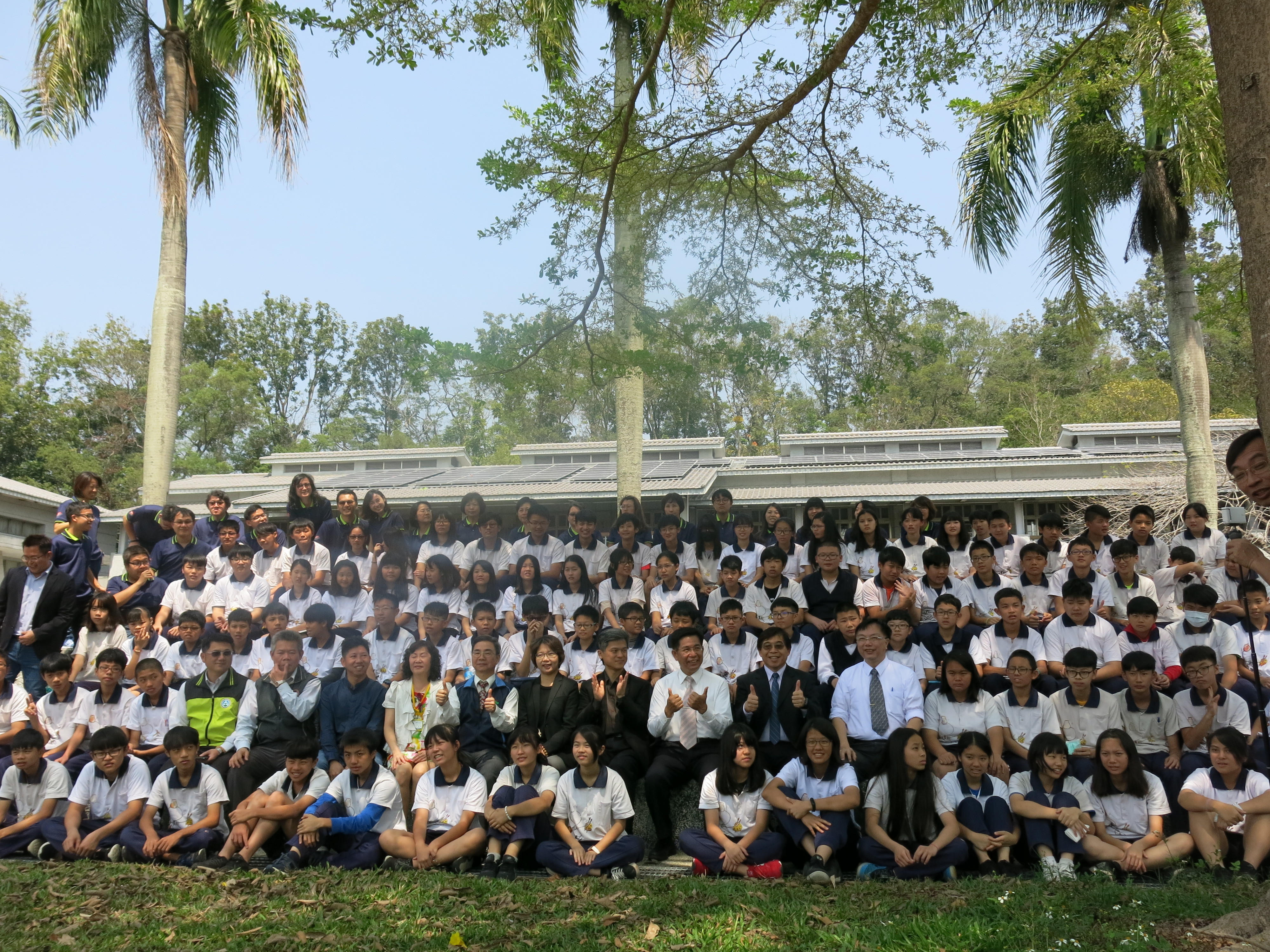 教育部長潘文忠到南投爽文國中和全校師生合影