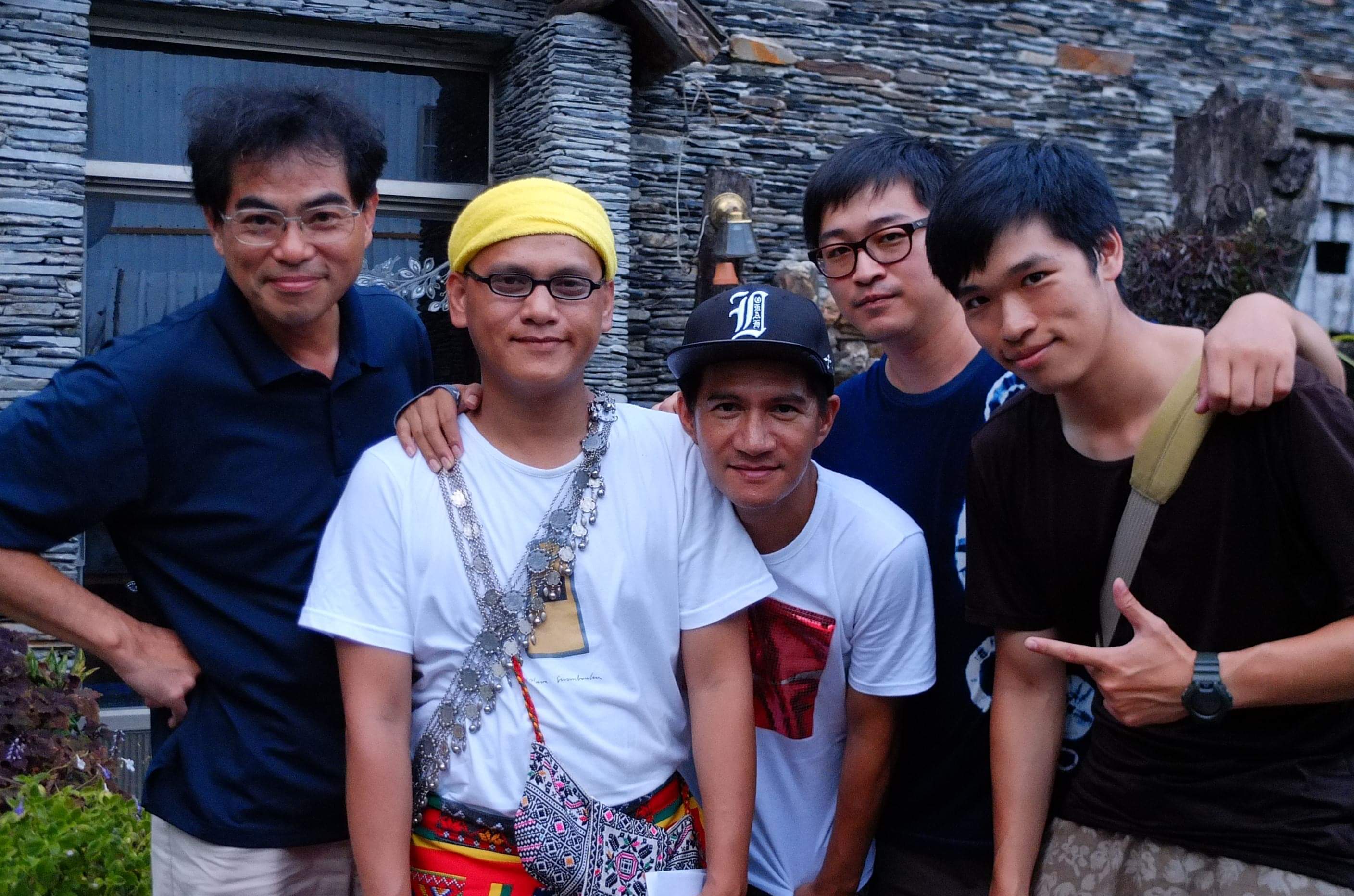 主持人劉智濬(左一)與卑南創作歌手桑布伊(左二)