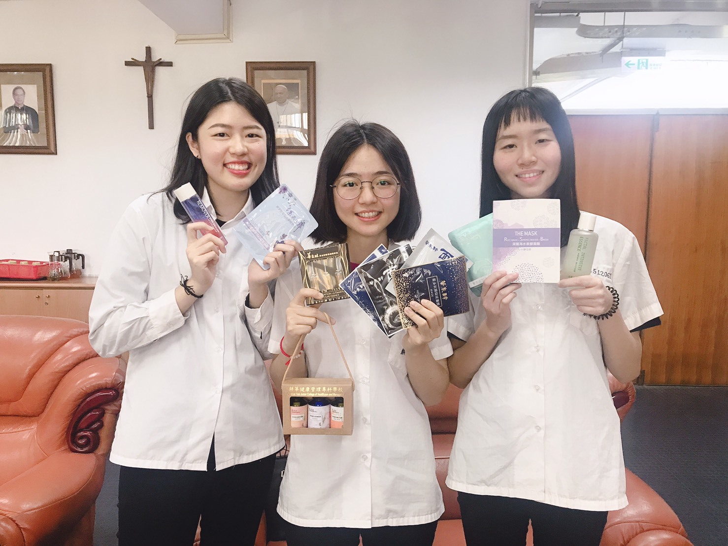 耕莘健康管理專科學校的學生研發用三星蔥做成的面膜與保養品，創造農業新產值