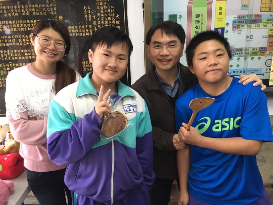 桃園市大坡國中校長黃博欽(右二)自願連任兩次，希望繼續為偏鄉孩子努力。(黃博欽提供)