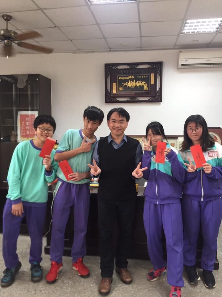 桃園市大坡國中校長黃博欽自願連任兩次，希望繼續為偏鄉孩子努力。(黃博欽提供)