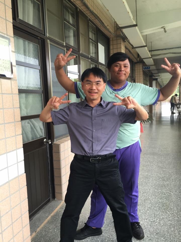 桃園市大坡國中校長黃博欽自願連任兩次，希望繼續為偏鄉孩子努力。(黃博欽提供)