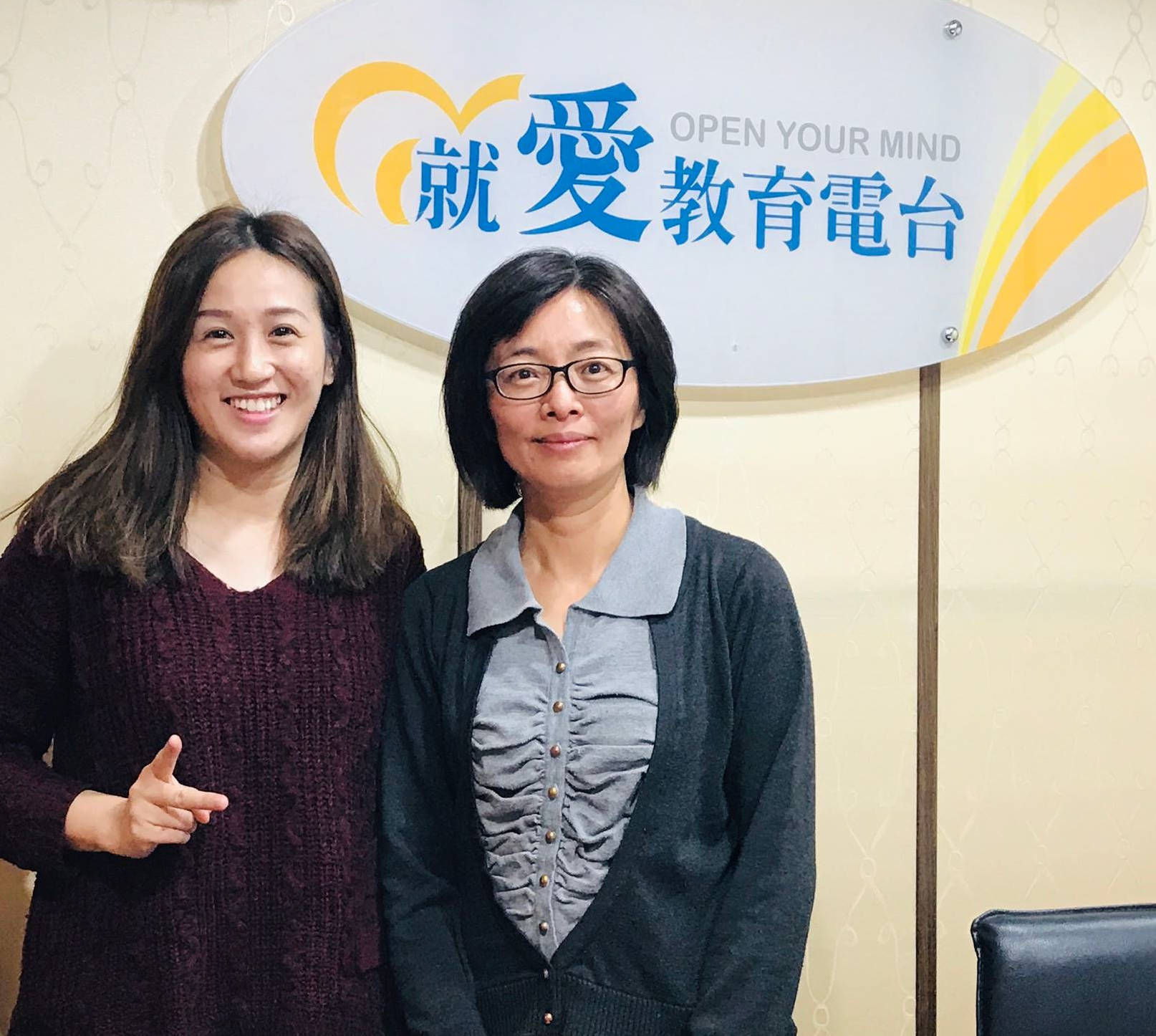 鍾敏華校長(右)