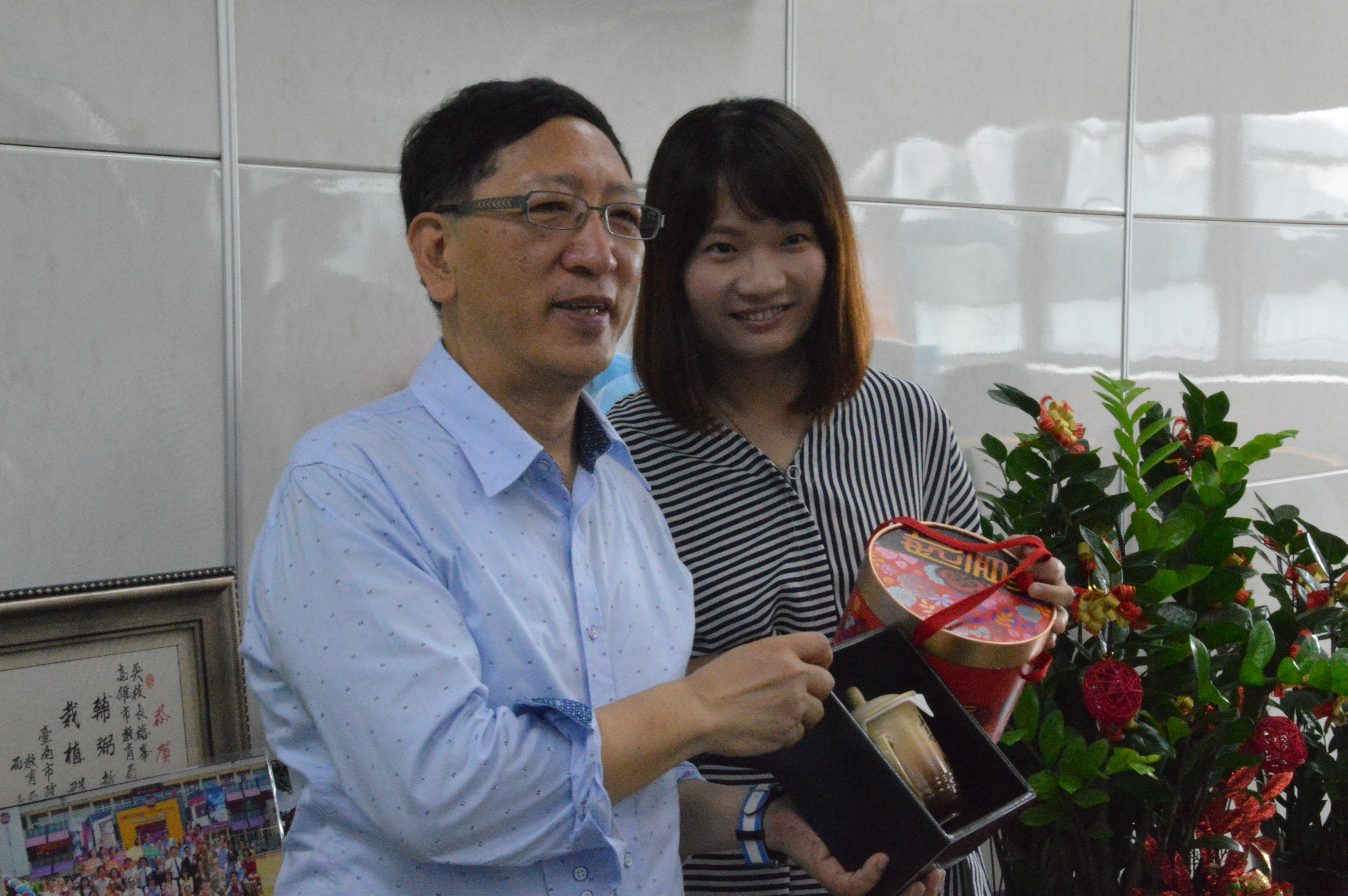 吳榕峯局長致贈陳郁芬老師禮物