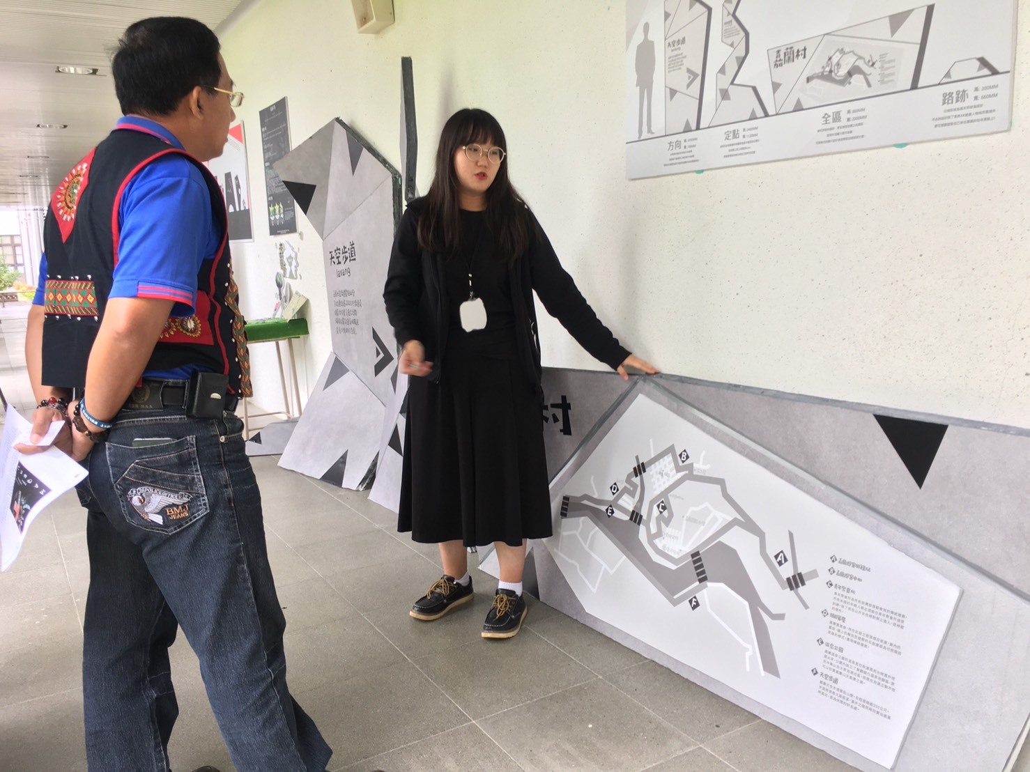 數媒系學生結合排灣、魯凱族文化特色，為嘉蘭部落各景點設計環境視覺指標。