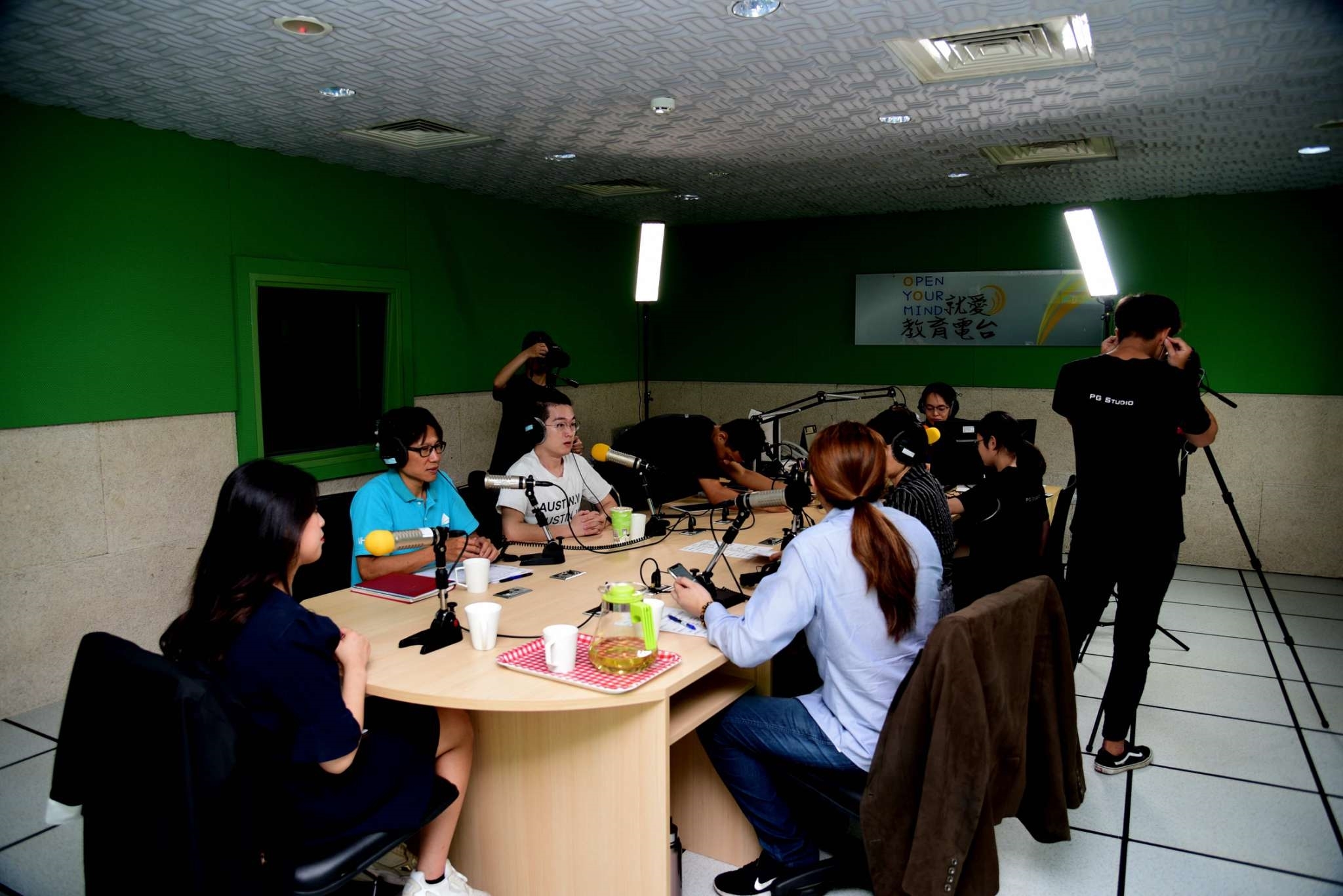 所有人聚精會神地傾聽吳日云設計師的分享